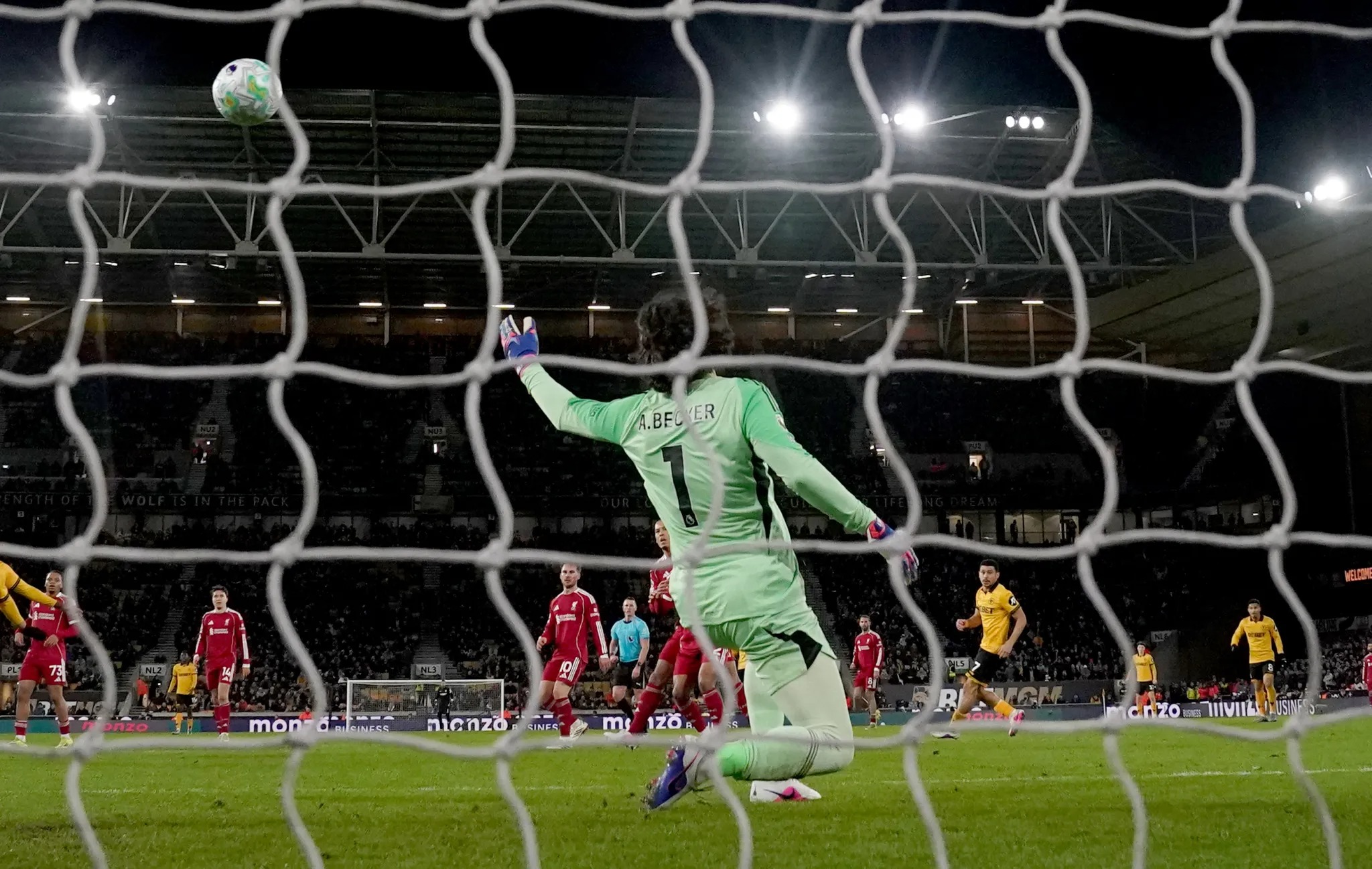 10 màn trụ hạng ngoạn mục nhất lịch sử Ngoại hạng Anh - Ảnh 2.