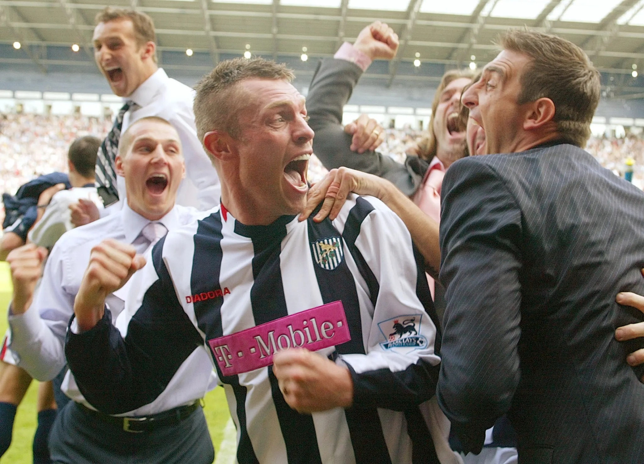 10 màn trụ hạng ngoạn mục nhất lịch sử Ngoại hạng Anh - Ảnh 12.