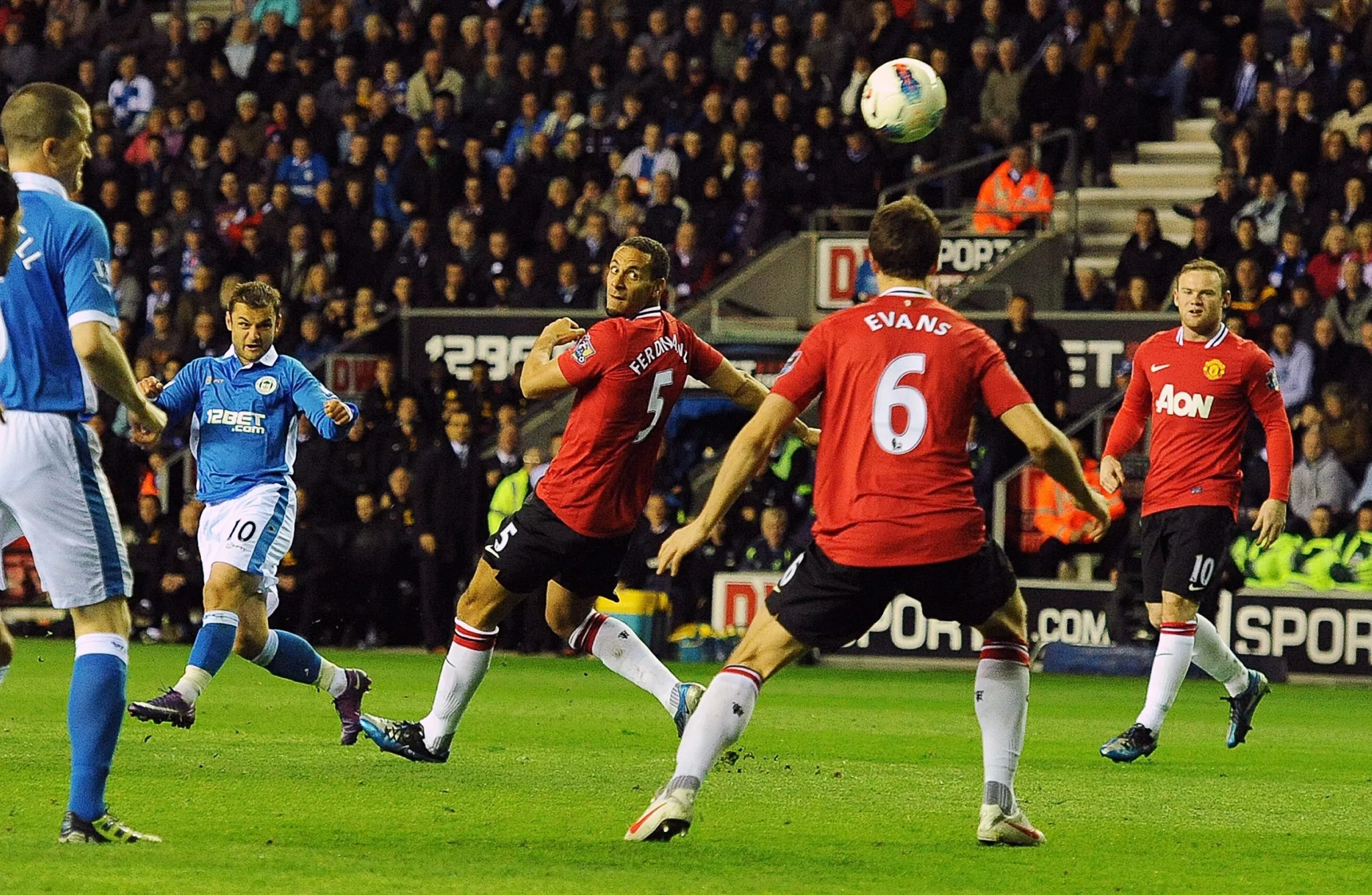 10 màn trụ hạng ngoạn mục nhất lịch sử Ngoại hạng Anh - Ảnh 3.