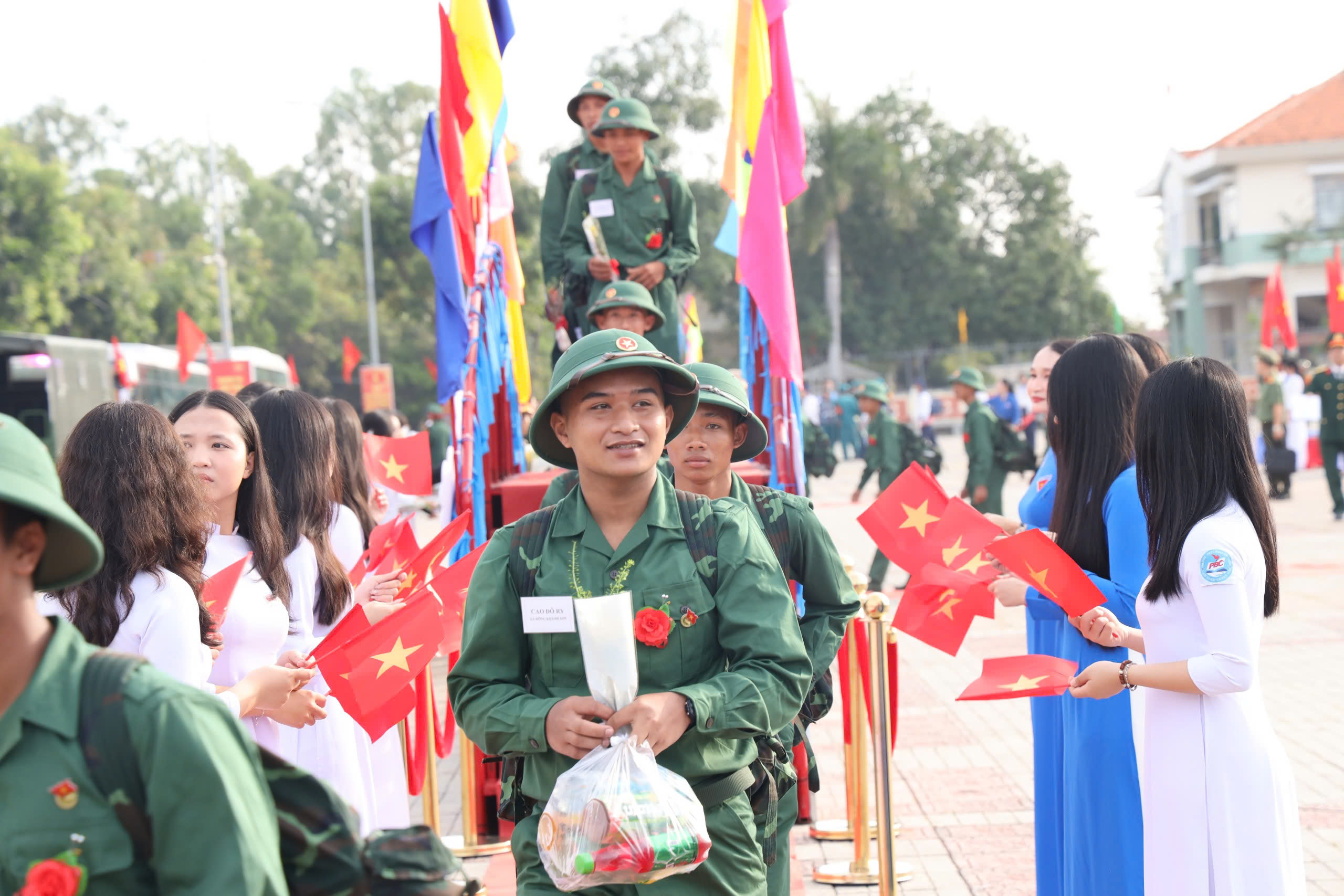 Khánh Hòa: Hơn 1.300 thanh niên viết đơn tình nguyện nhập ngũ - Ảnh 2.