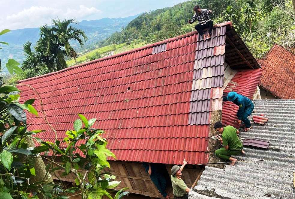 Hơn 100 nhà dân bị hư hỏng do lốc xoáy - Ảnh 1.