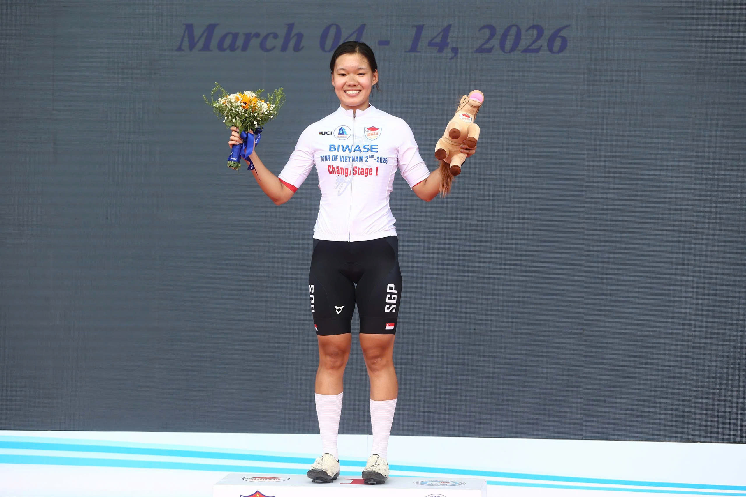 Khai m&agrave;n UCI Biwase Tour of Vietnam 2026: Hai tay đua ngoại tạo bất ngờ, Nguyễn Thị Thật về thứ ba - Ảnh 8.