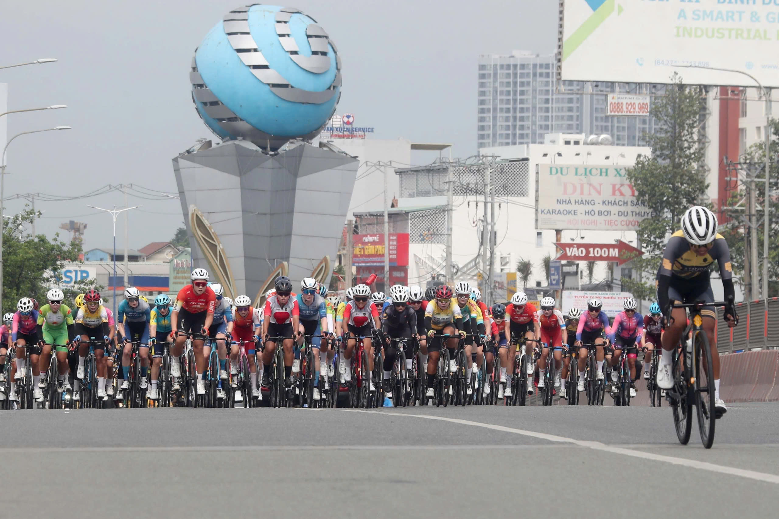 Khai m&agrave;n UCI Biwase Tour of Vietnam 2026: Hai tay đua ngoại tạo bất ngờ, Nguyễn Thị Thật về thứ ba - Ảnh 3.