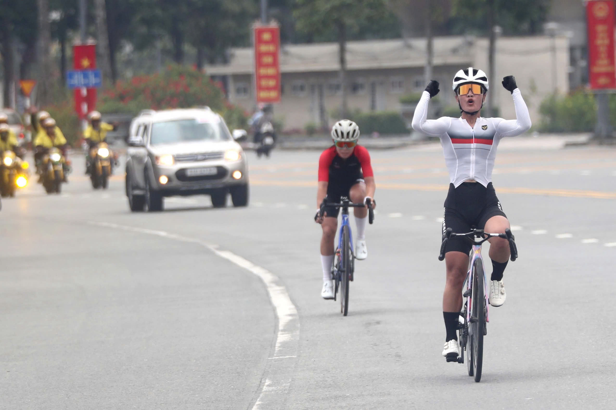 Khai m&agrave;n UCI Biwase Tour of Vietnam 2026: Hai tay đua ngoại tạo bất ngờ, Nguyễn Thị Thật về thứ ba - Ảnh 7.