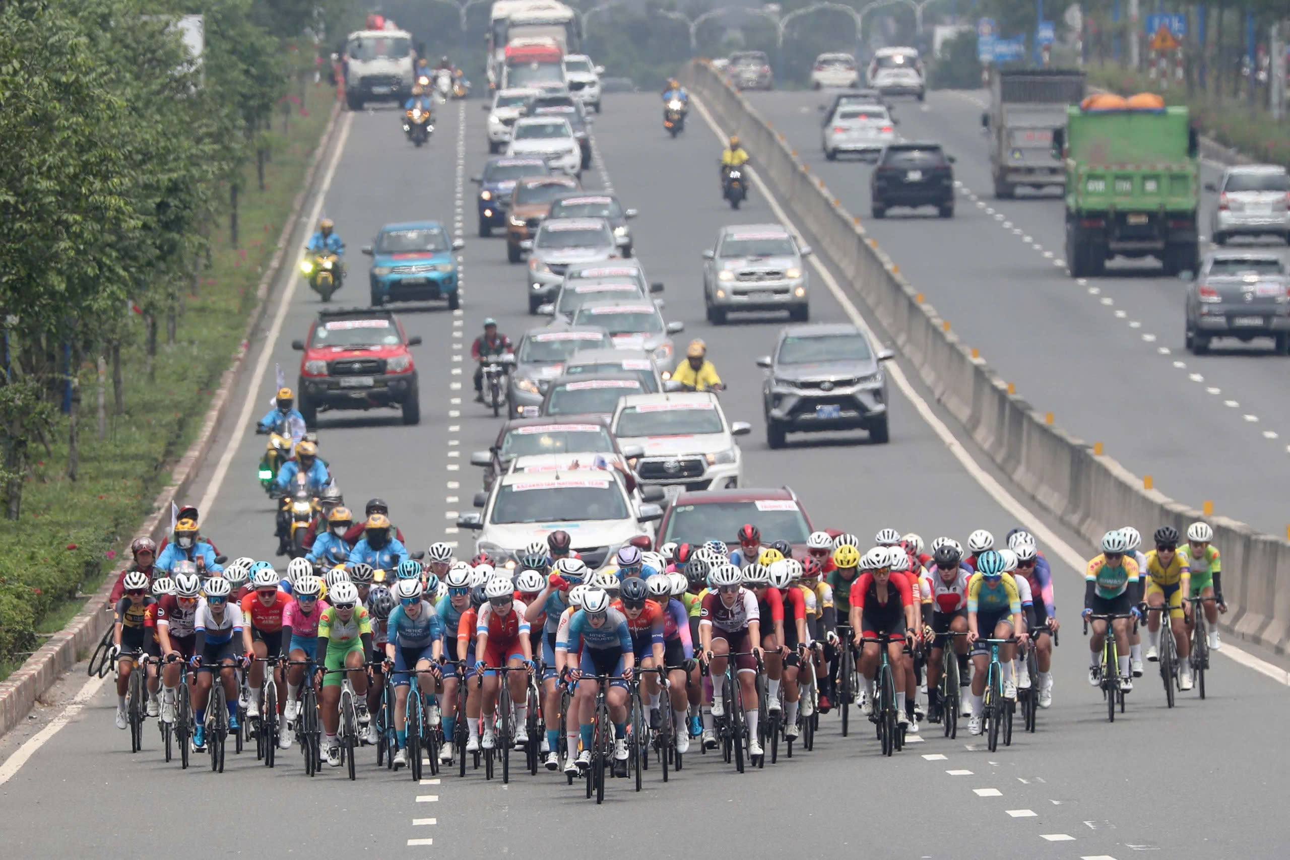 Khai m&agrave;n UCI Biwase Tour of Vietnam 2026: Hai tay đua ngoại tạo bất ngờ, Nguyễn Thị Thật về thứ ba - Ảnh 6.