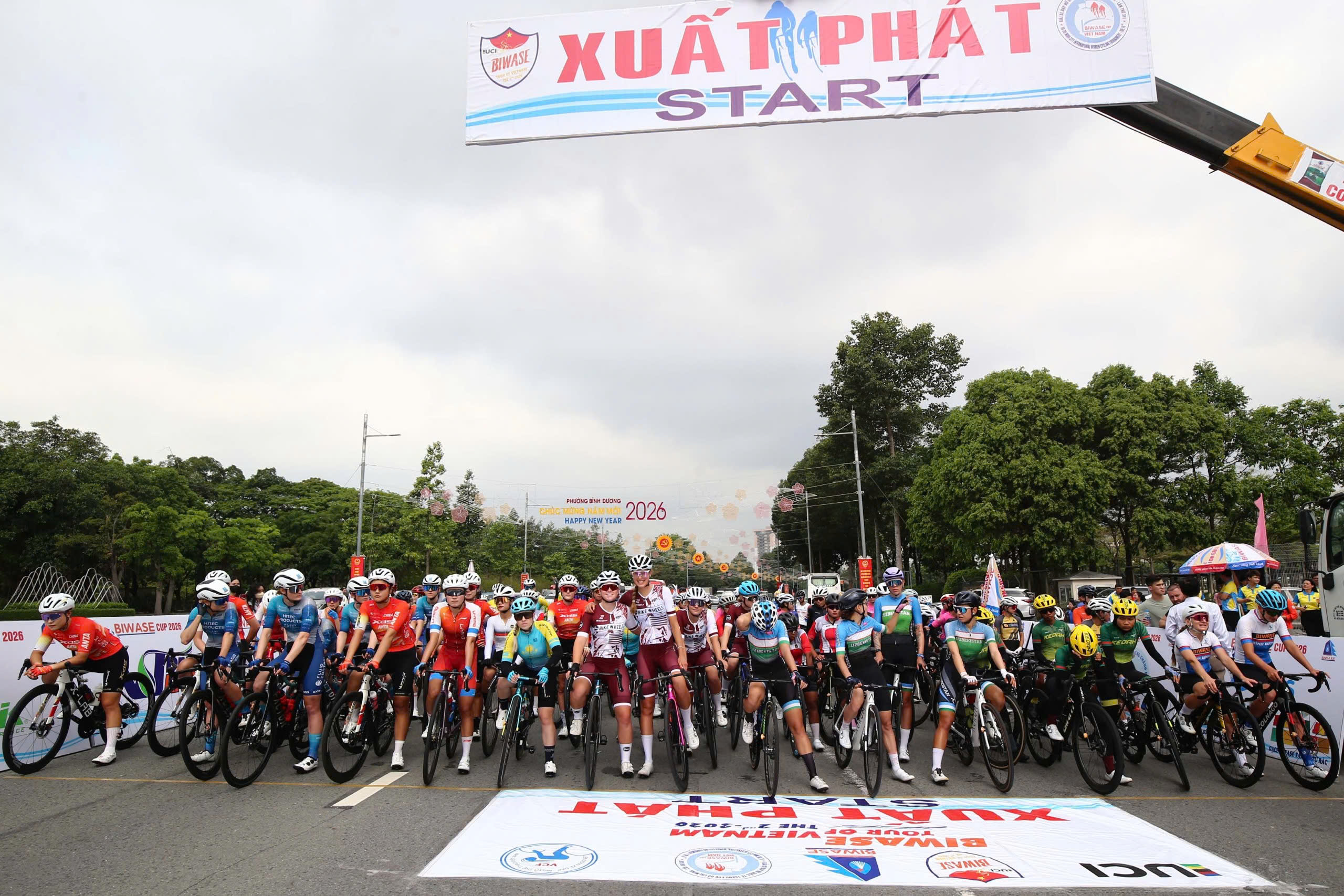Khai m&agrave;n UCI Biwase Tour of Vietnam 2026: Hai tay đua ngoại tạo bất ngờ, Nguyễn Thị Thật về thứ ba - Ảnh 2.