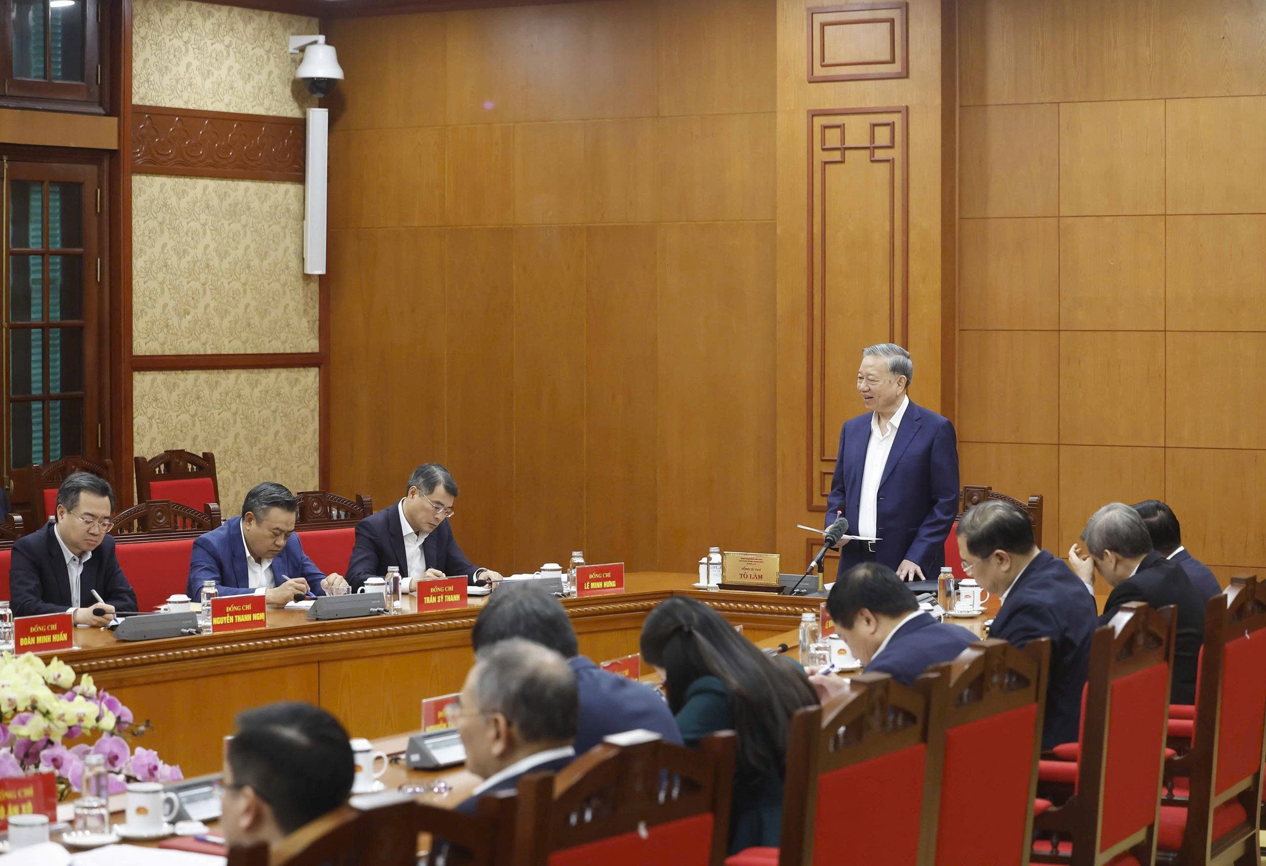 Bố trí cán bộ "đúng người, đúng việc, đúng địa bàn" - Ảnh 1.