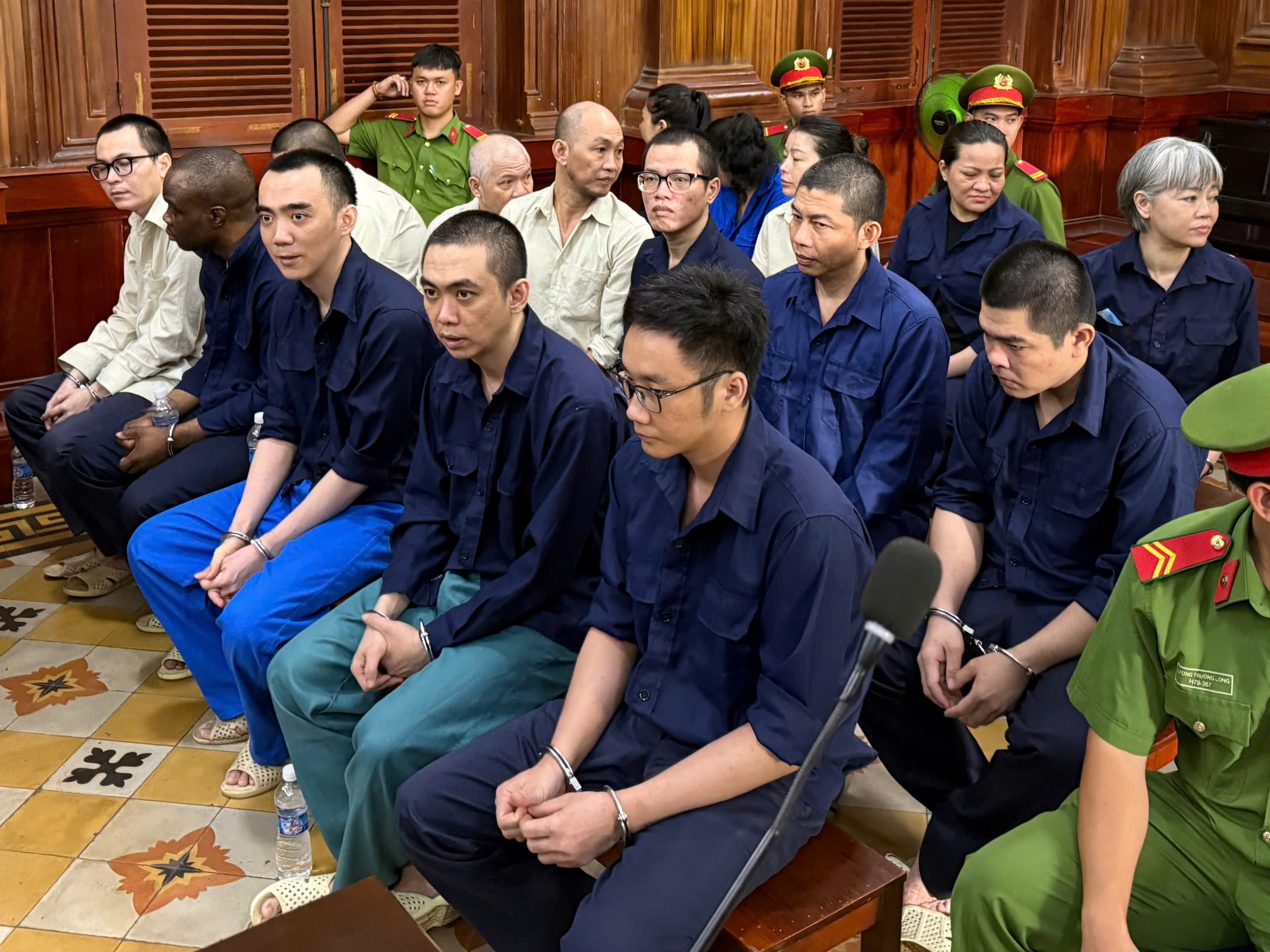 X&eacute;t xử đại &aacute;n xuy&ecirc;n quốc gia: Phơi b&agrave;y mạng lưới "ng&acirc;n h&agrave;ng ngầm" ở TPHCM - Ảnh 1.