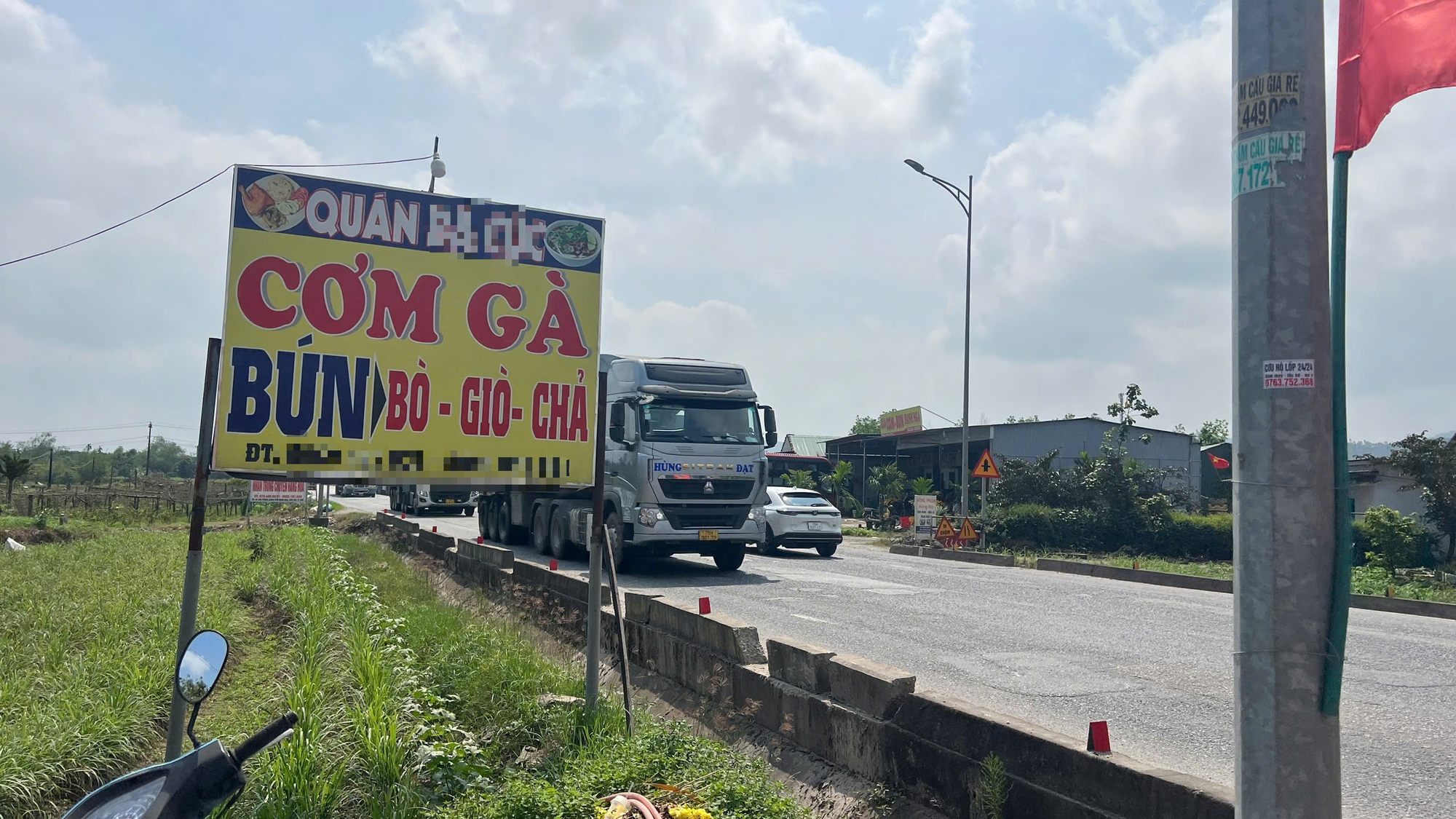 Chủ quán bún bị tố “đuổi xe tải”: Tôi xin nhận trách nhiệm là người đứng đầu - Ảnh 2.