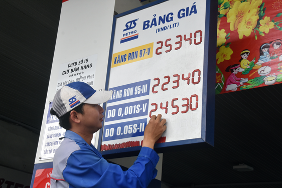 Kh&ocirc;ng để đứt g&atilde;y nguồn cung xăng dầu - Ảnh 1.