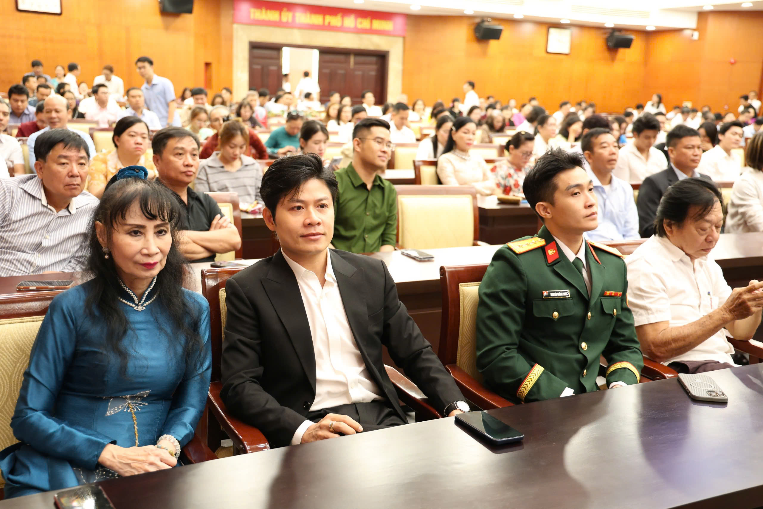 Ca sĩ Anh T&uacute; x&uacute;c động tại họp mặt đầu năm: "T&ocirc;i tự h&agrave;o l&agrave; một ngọn nến của nghệ thuật" - Ảnh 13.