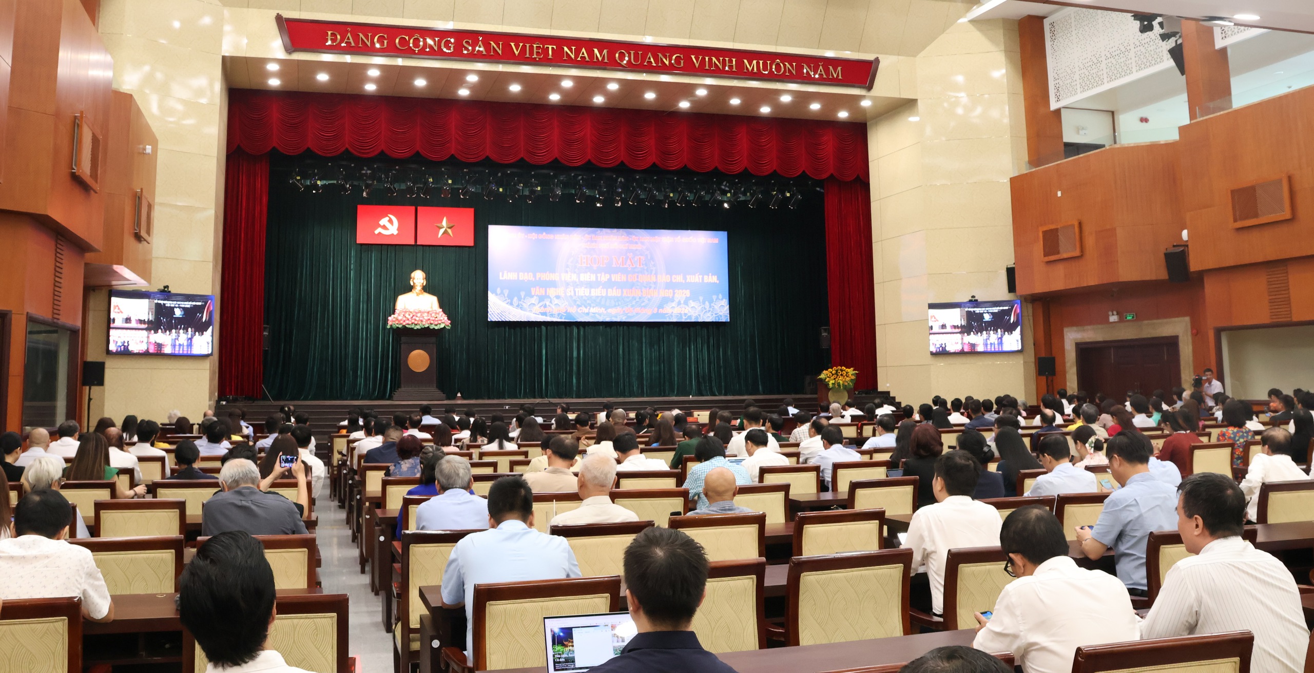 Ca sĩ Anh T&uacute; x&uacute;c động tại họp mặt đầu năm: "T&ocirc;i tự h&agrave;o l&agrave; một ngọn nến của nghệ thuật" - Ảnh 1.