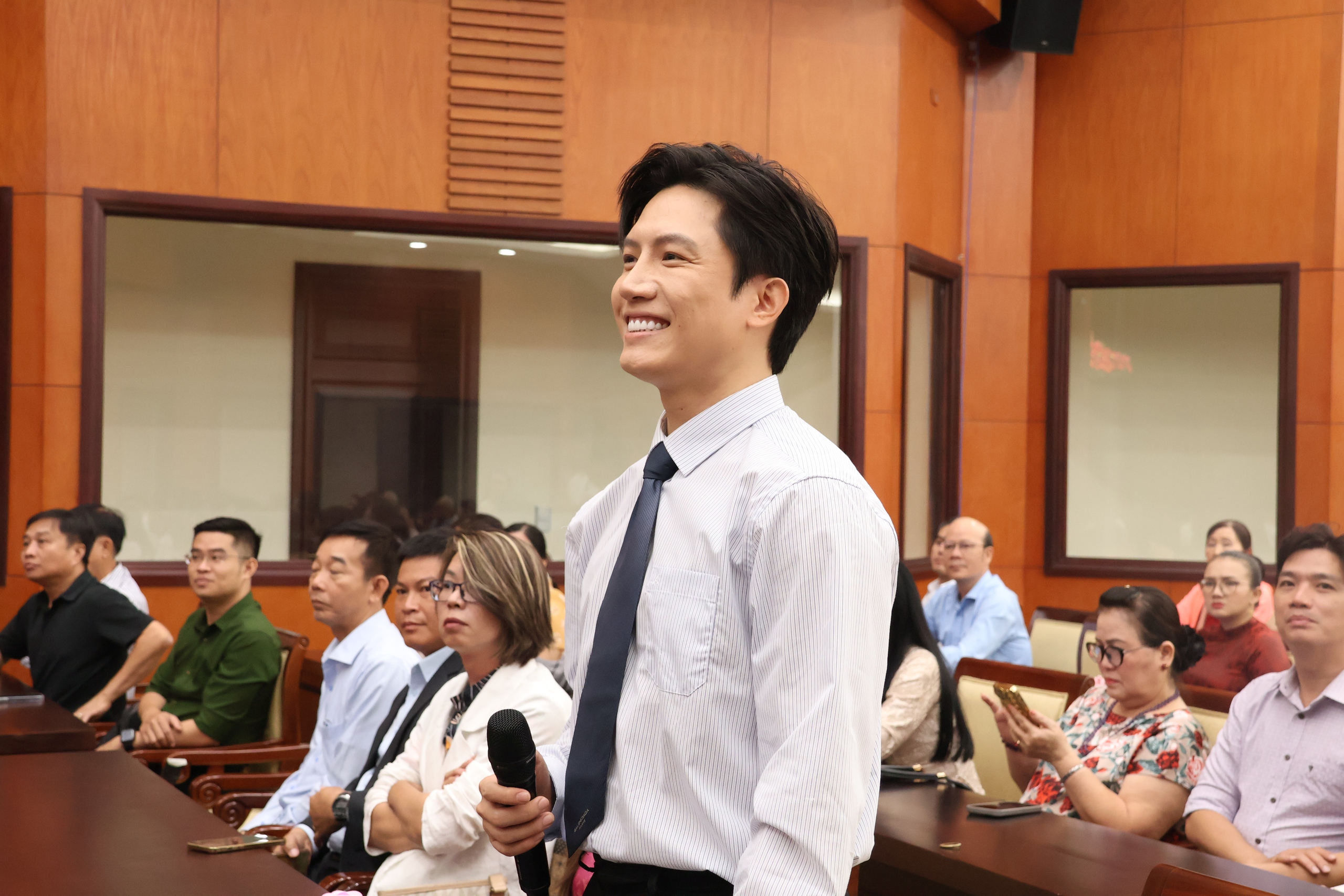 Ca sĩ Anh T&uacute; x&uacute;c động tại họp mặt đầu năm: "T&ocirc;i tự h&agrave;o l&agrave; một ngọn nến của nghệ thuật" - Ảnh 4.