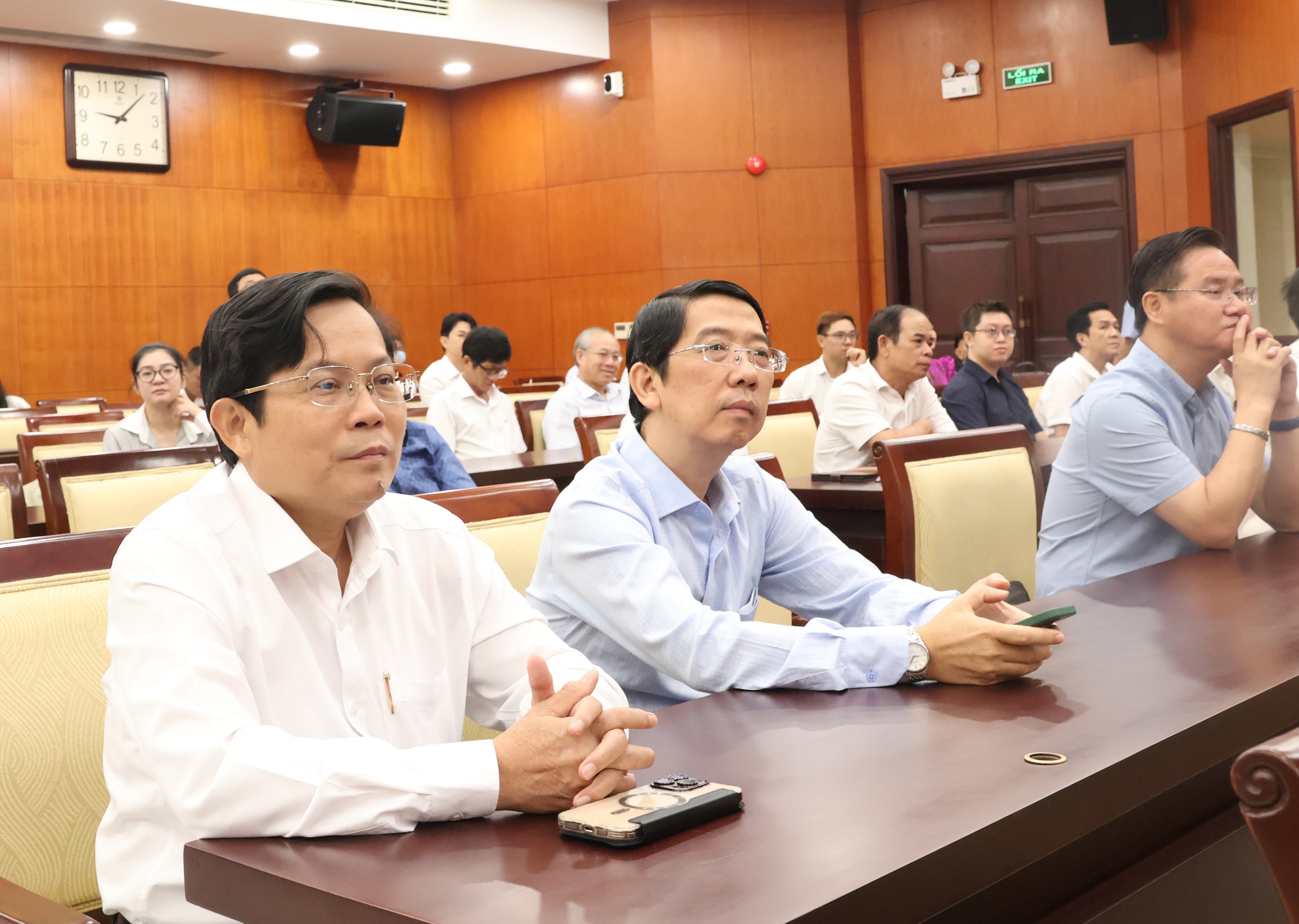 Ca sĩ Anh T&uacute; x&uacute;c động tại họp mặt đầu năm: "T&ocirc;i tự h&agrave;o l&agrave; một ngọn nến của nghệ thuật" - Ảnh 11.