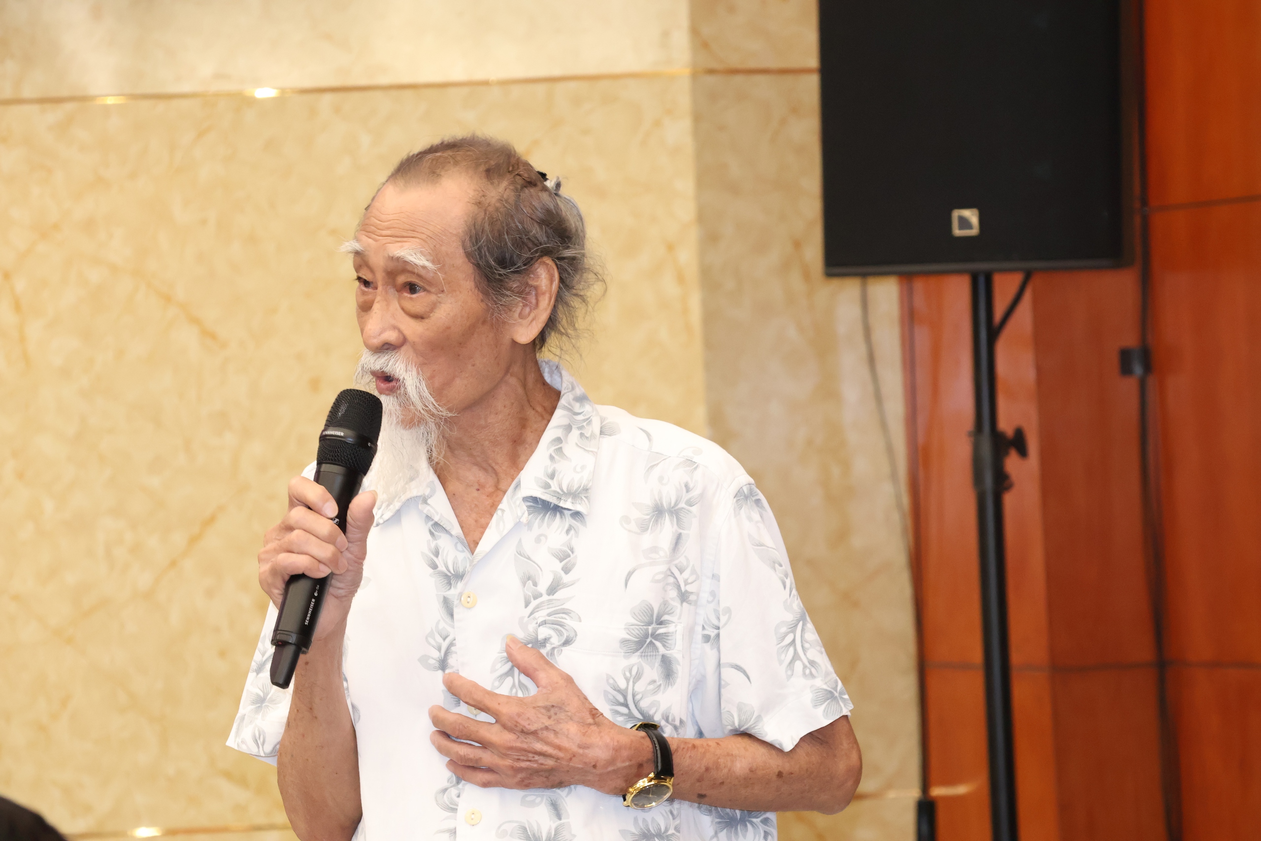 Ca sĩ Anh T&uacute; x&uacute;c động tại họp mặt đầu năm: "T&ocirc;i tự h&agrave;o l&agrave; một ngọn nến của nghệ thuật" - Ảnh 6.