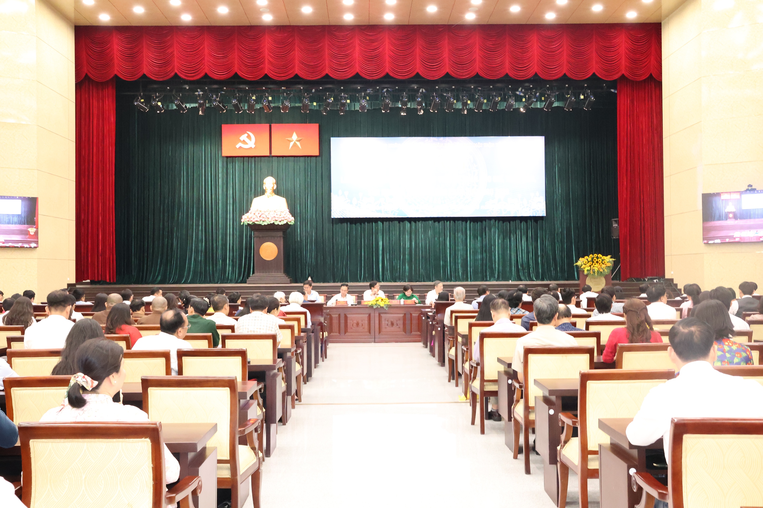 Ca sĩ Anh T&uacute; x&uacute;c động tại họp mặt đầu năm: "T&ocirc;i tự h&agrave;o l&agrave; một ngọn nến của nghệ thuật" - Ảnh 7.