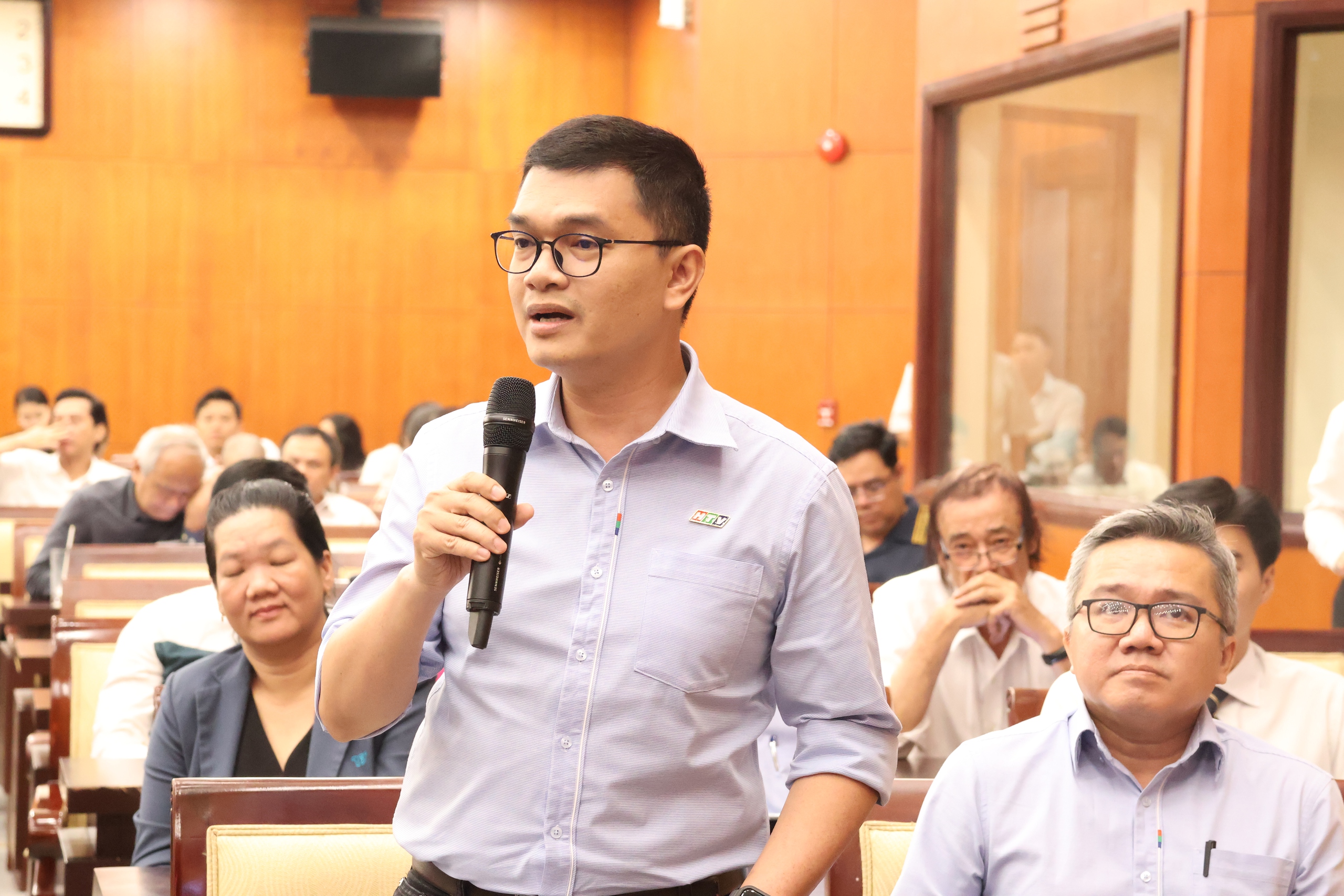 Ca sĩ Anh T&uacute; x&uacute;c động tại họp mặt đầu năm: "T&ocirc;i tự h&agrave;o l&agrave; một ngọn nến của nghệ thuật" - Ảnh 12.