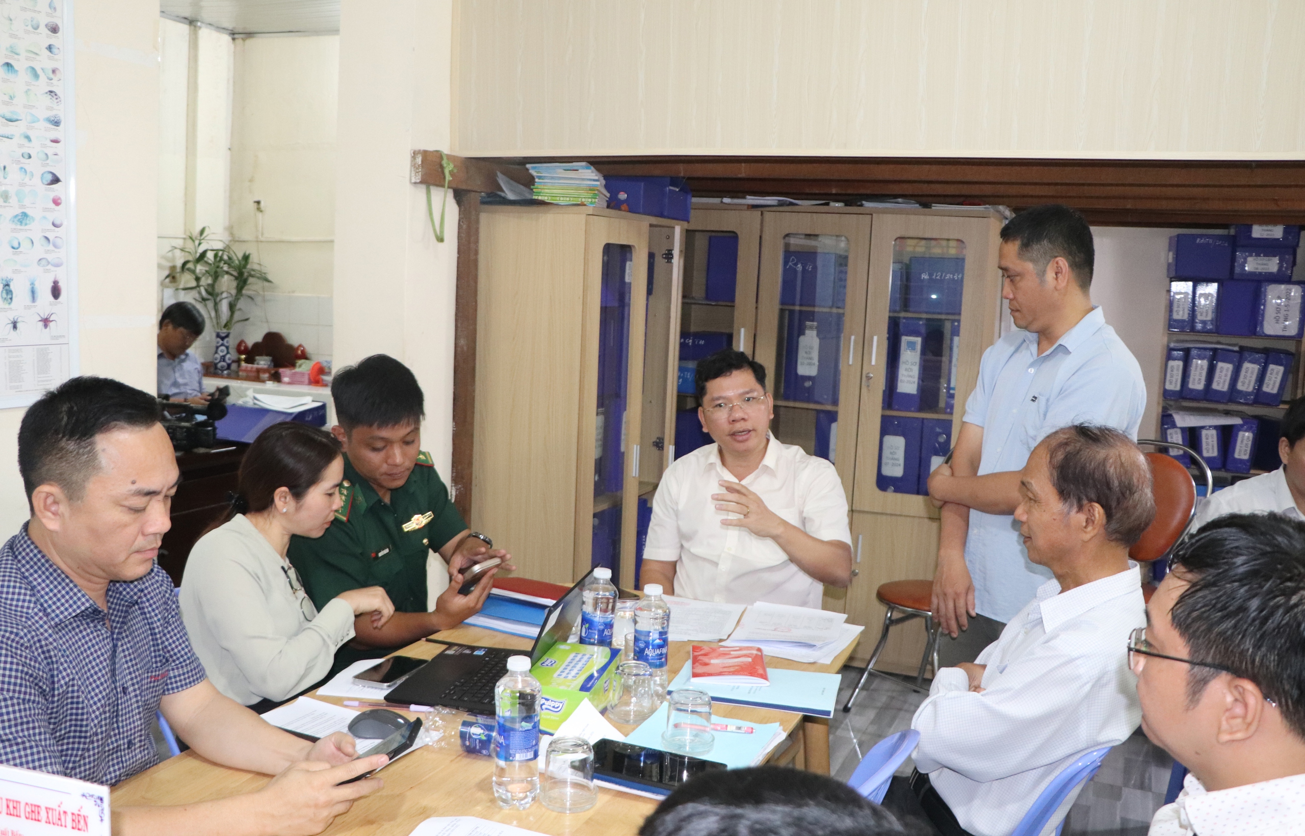 Phó Chủ tịch UBND TPHCM Hoàng Nguyên Dinh kiểm tra cảng cá để ngăn khai thác IUU - Ảnh 2.