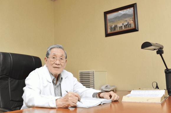 Một gia đ&igrave;nh danh tiếng của ng&agrave;nh Y Việt Nam: 2 bố con đều l&agrave; gi&aacute;m đốc bệnh viện - Ảnh 1.