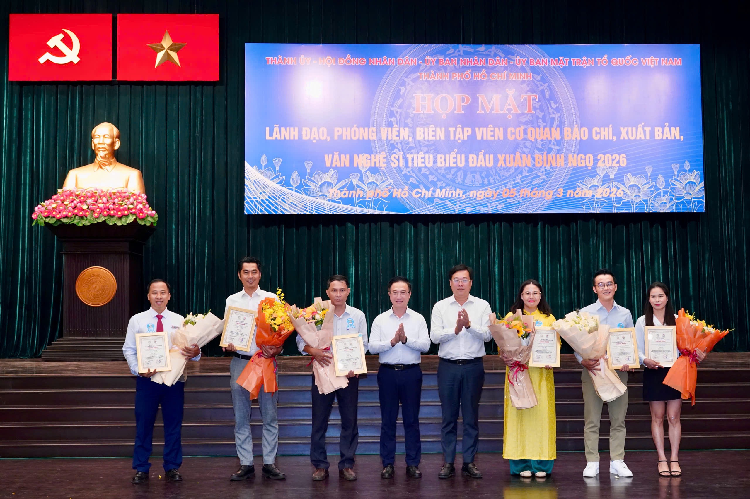 TPHCM trao giải thưởng b&aacute;o ch&iacute; viết về Nghị quyết 57 ph&aacute;t triển khoa học - c&ocirc;ng  - Ảnh 1.