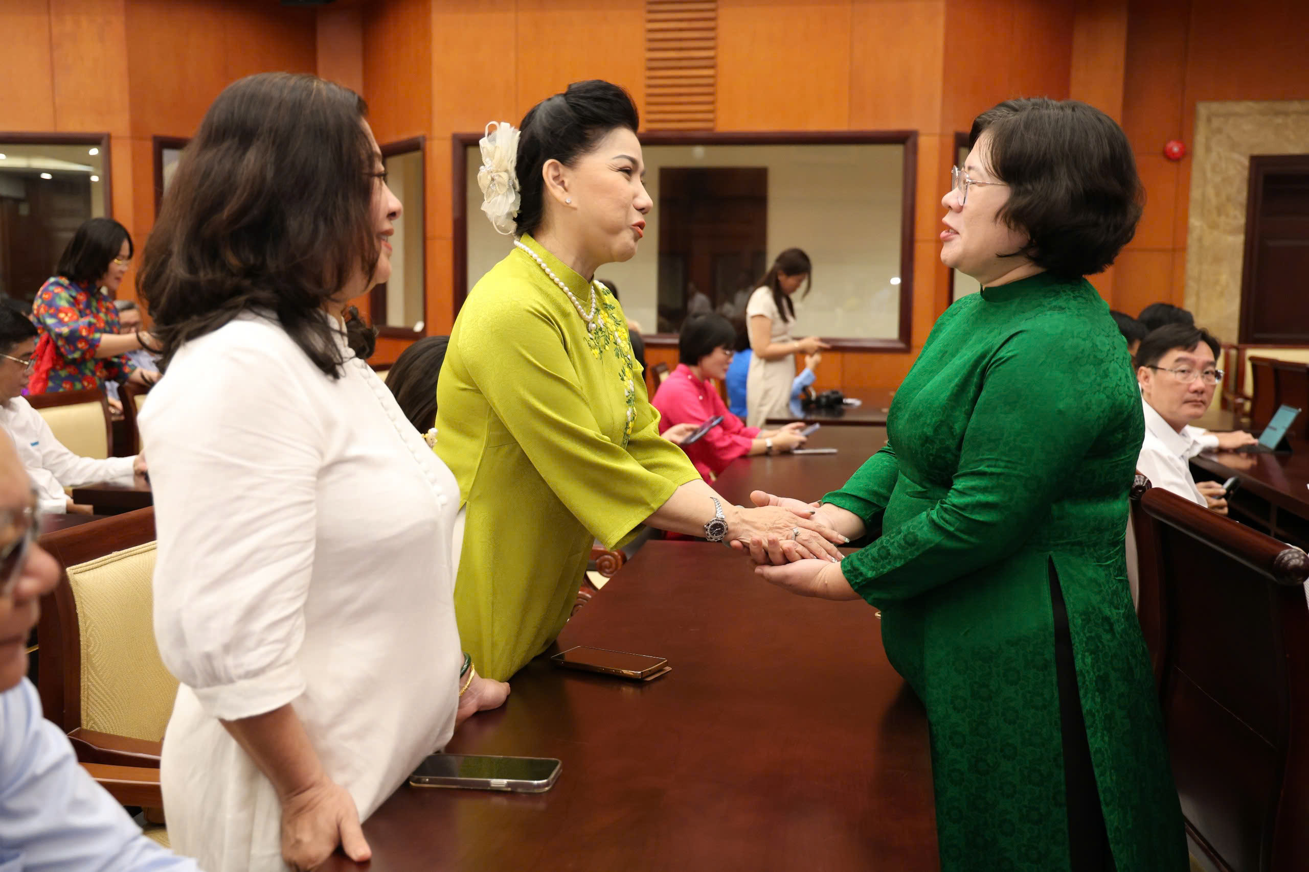 Ca sĩ Anh T&uacute; x&uacute;c động tại họp mặt đầu năm: "T&ocirc;i tự h&agrave;o l&agrave; một ngọn nến của nghệ thuật" - Ảnh 8.