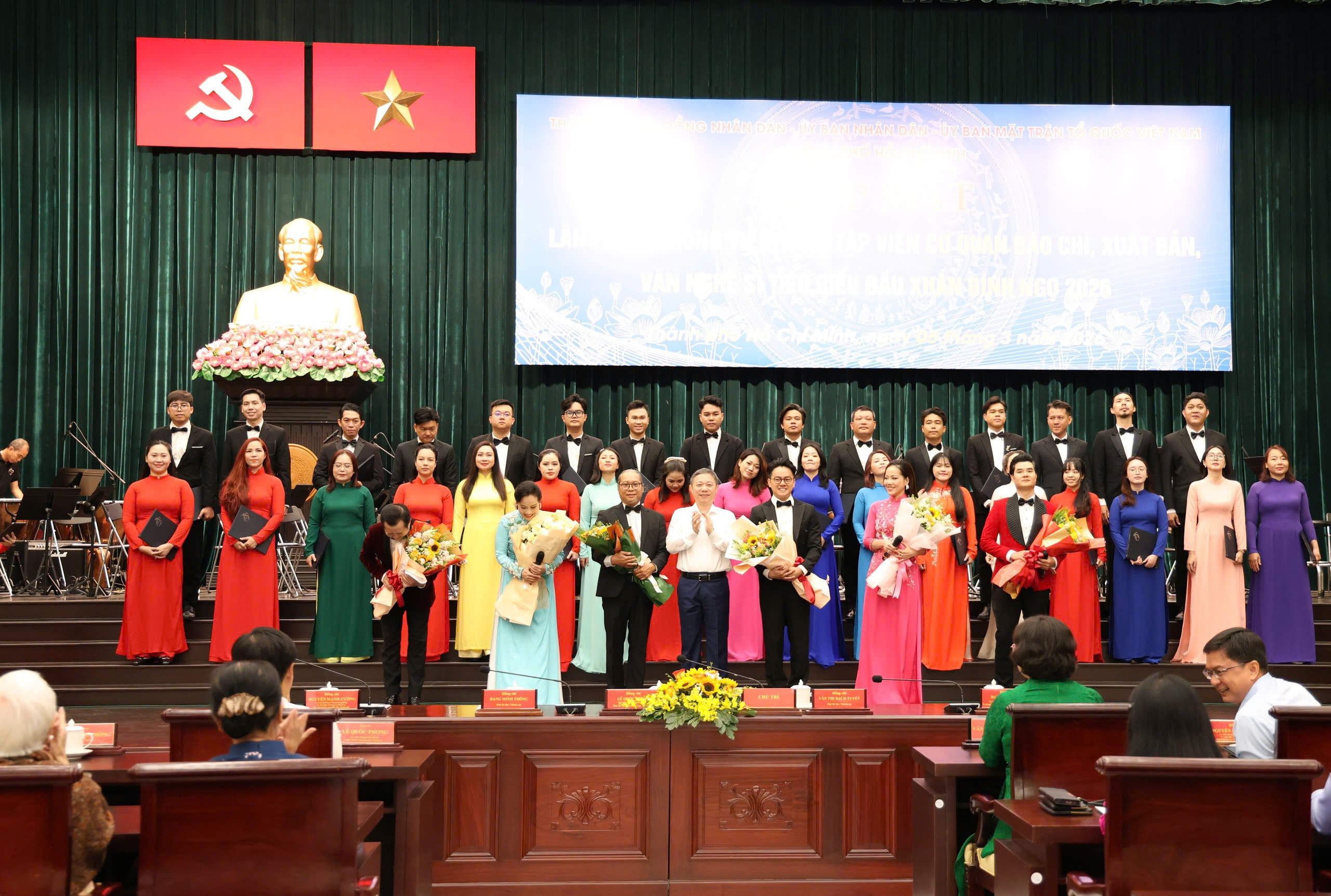 Ca sĩ Anh T&uacute; x&uacute;c động tại họp mặt đầu năm: "T&ocirc;i tự h&agrave;o l&agrave; một ngọn nến của nghệ thuật" - Ảnh 10.