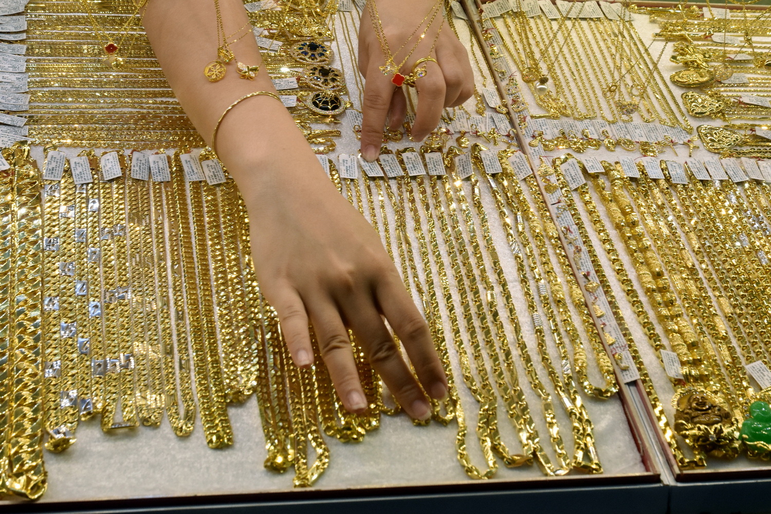 Giá vàng hôm nay, 6-3: Vàng thế giới giảm 113 USD - Ảnh 1.