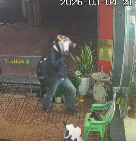 C&ocirc;ng an th&ocirc;ng b&aacute;o truy t&igrave;m người đ&agrave;n &ocirc;ng bịt mặt, c&oacute; h&agrave;nh động lạ tại tiệm v&agrave;ng - Ảnh 1.
