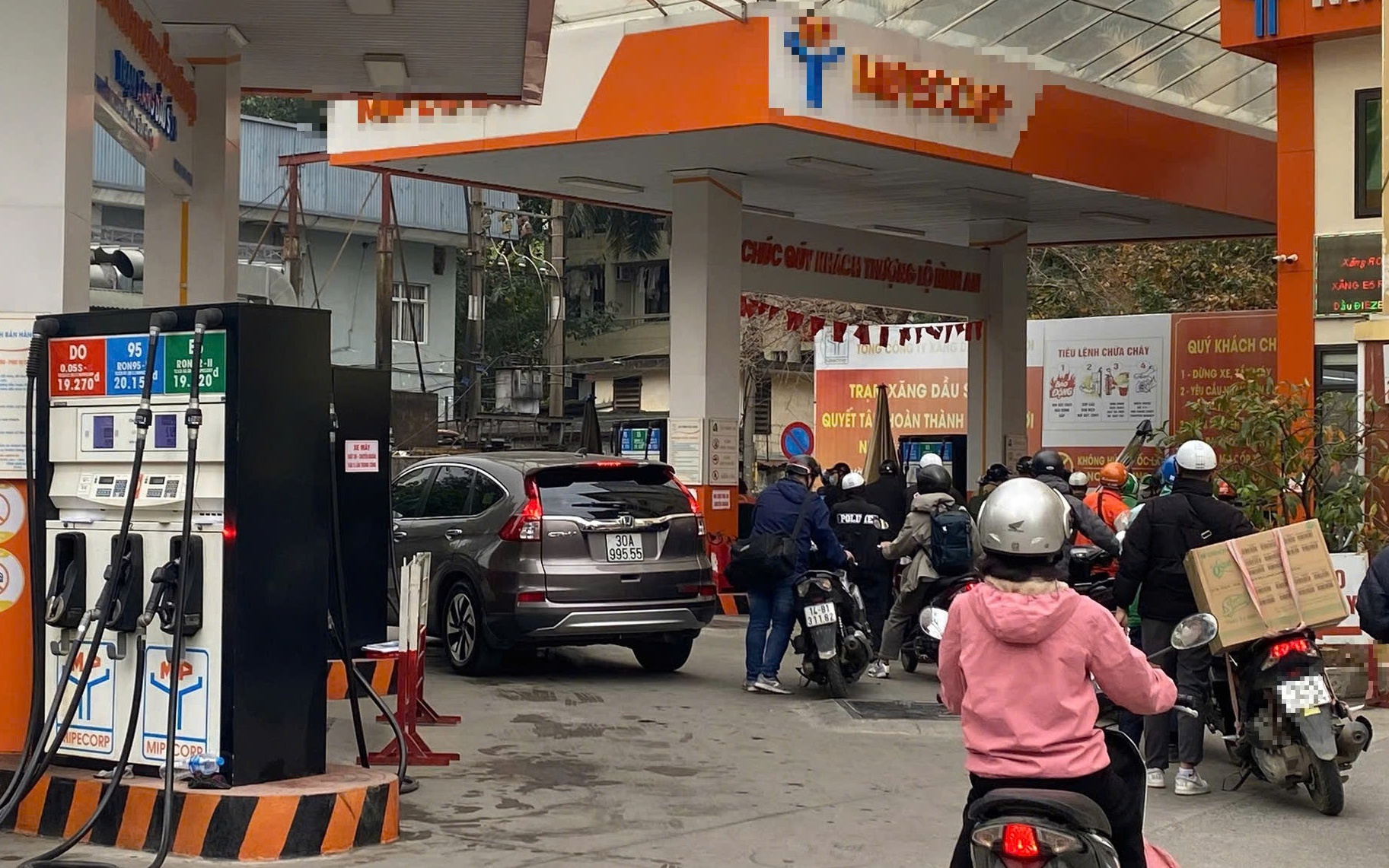 Cửa h&agrave;ng xăng dầu H&agrave; Nội hết h&agrave;ng v&igrave; nguồn cung bị gi&aacute;n đoạn - Ảnh 2.