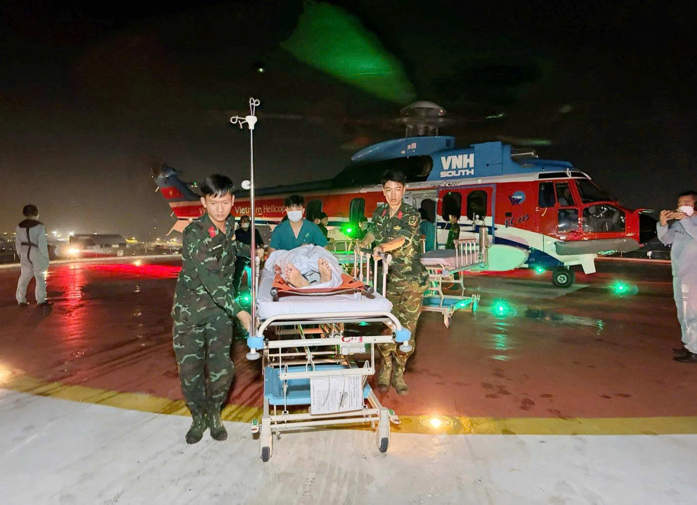 NGƯỜI THẦY THUỐC TRONG TÔI: Cứu người giữa trùng khơi - Ảnh 2. NGƯỜI THẦY THUỐC TRONG TÔI: Cứu người giữa trùng khơi - Ảnh 1.