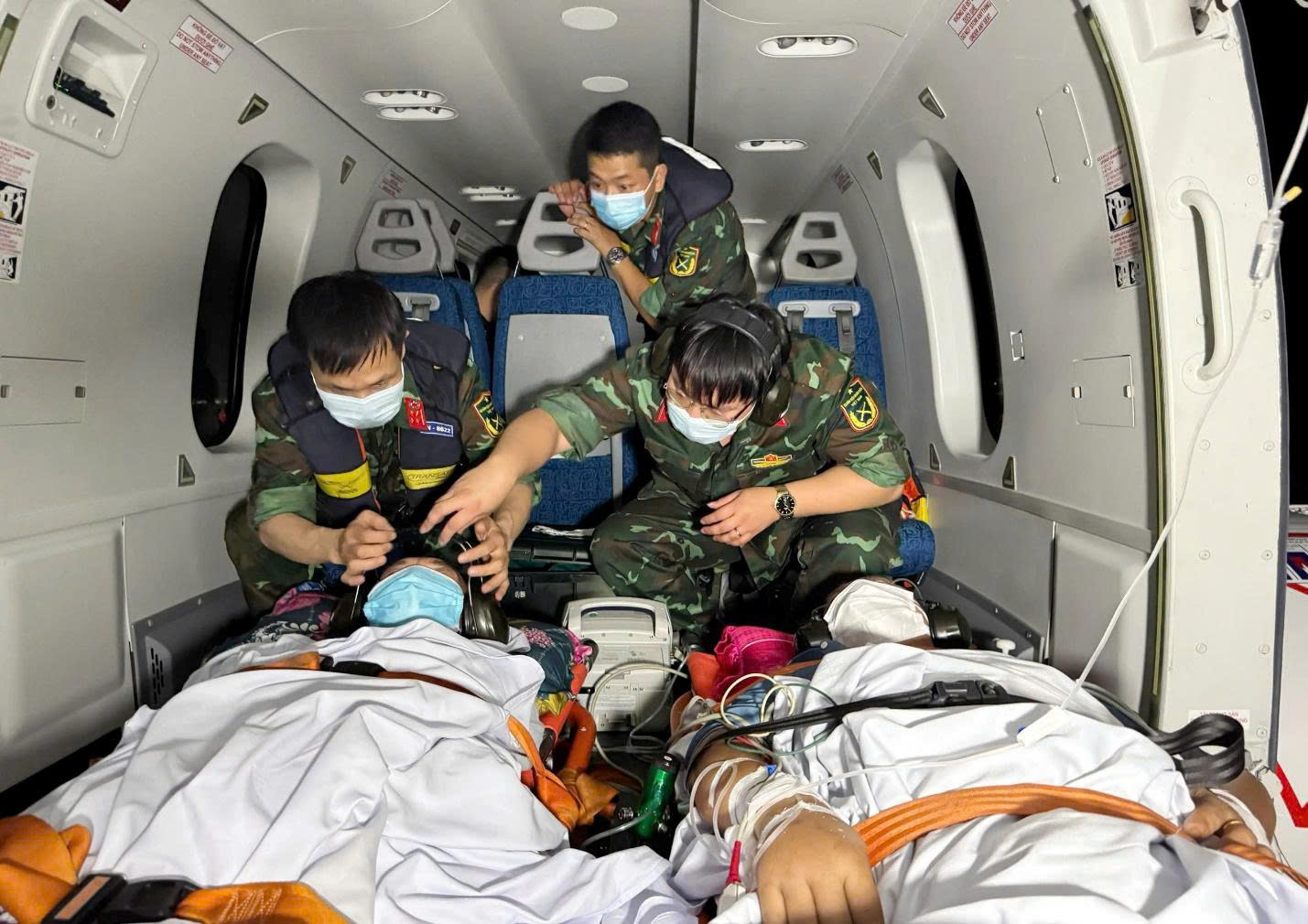 NGƯỜI THẦY THUỐC TRONG TÔI: Cứu người giữa trùng khơi - Ảnh 1. NGƯỜI THẦY THUỐC TRONG TÔI: Cứu người giữa trùng khơi - Ảnh 1.