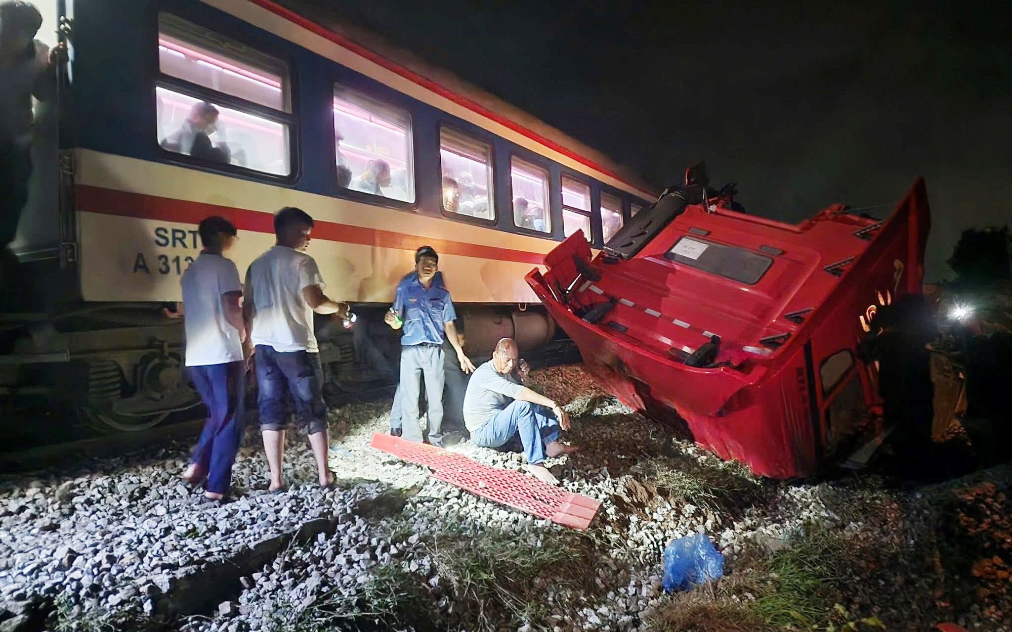 Khởi tố vụ xe đầu k&eacute;o vượt r&agrave;o chắn đường sắt, va chạm t&agrave;u SE8 ở Quảng Ng&atilde;i - Ảnh 4.