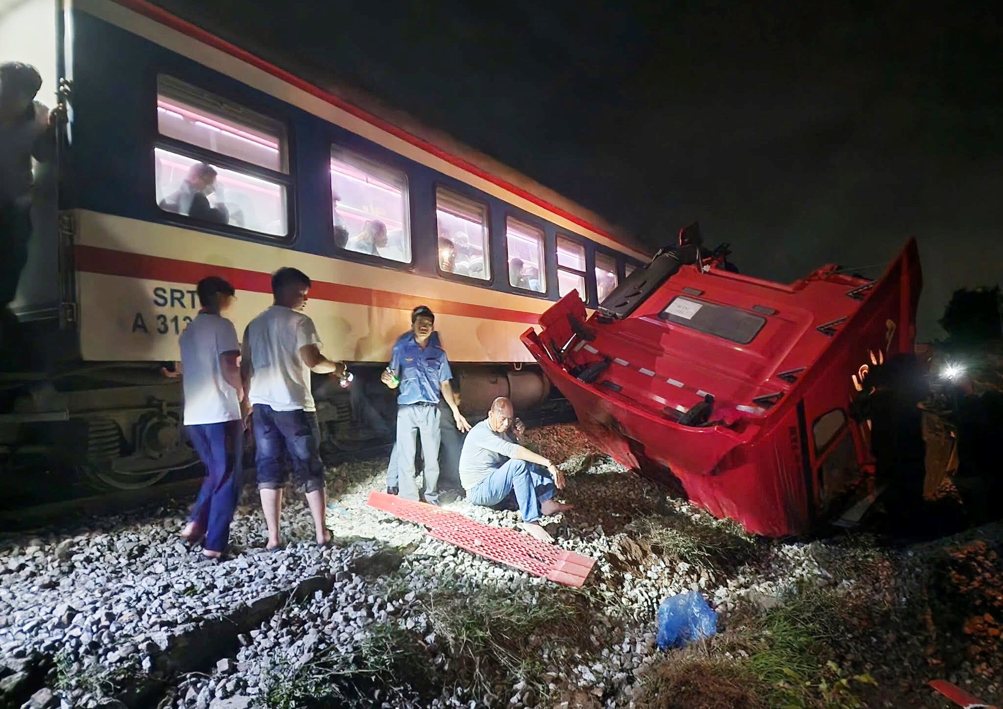 Clip xe tải vượt rào chắn bị tàu hỏa tông gãy đôi - Ảnh 1.