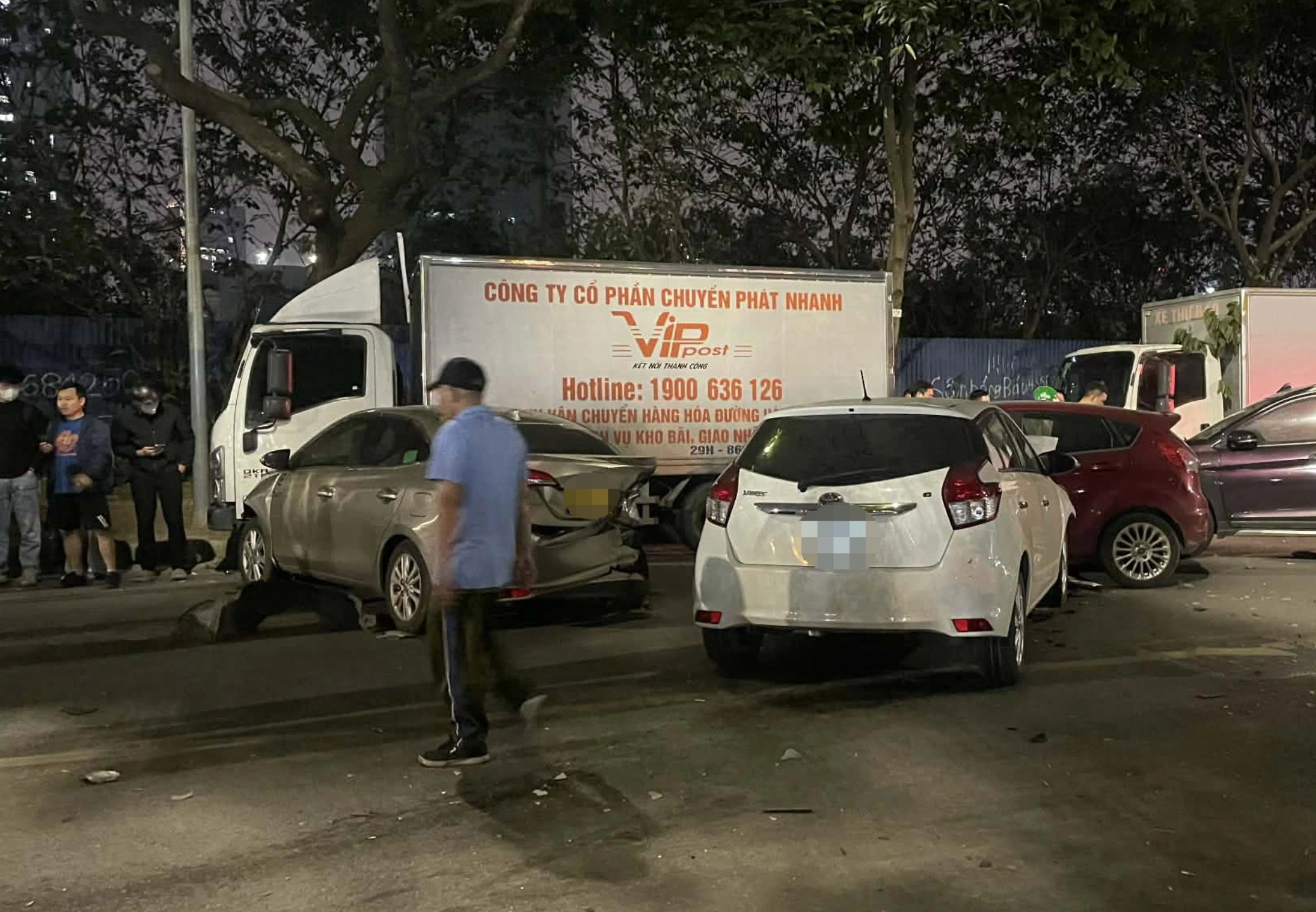 Tai nạn giao thông Hà Nội: Nhiều người bị thương trong vụ va chạm liên hoàn - Ảnh 1.