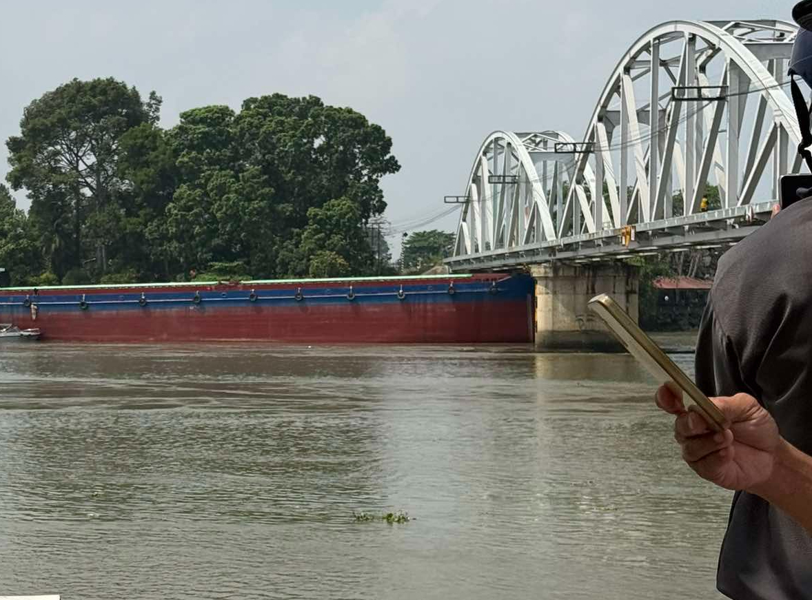 Sà lan va chạm cầu Ghềnh, nhiều người đi xe máy ngã nháo nhào - Ảnh 1.