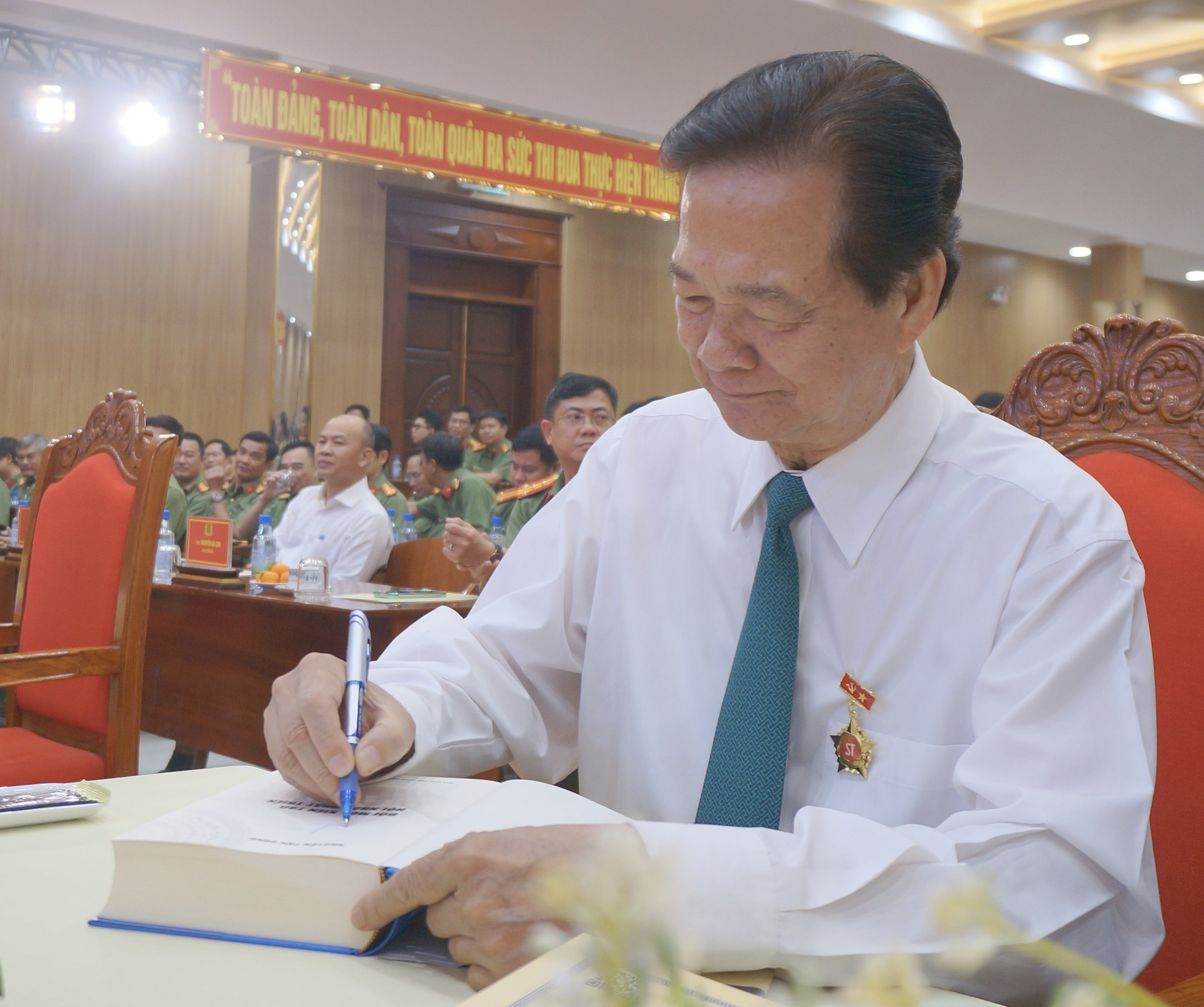 Nguyên Thủ tướng Nguyễn Tấn Dũng ra mắt sách - Ảnh 3.