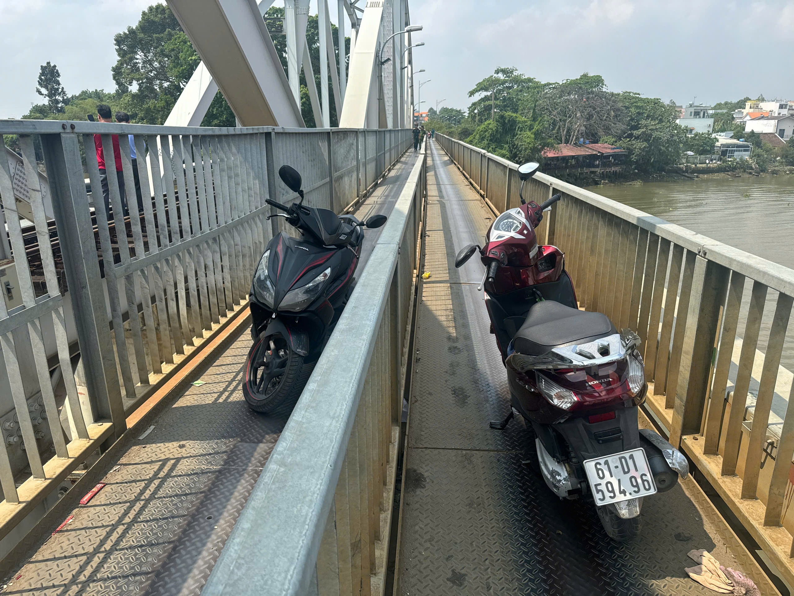 Sà lan va chạm cầu Ghềnh, nhiều người đi xe máy ngã nháo nhào - Ảnh 3.