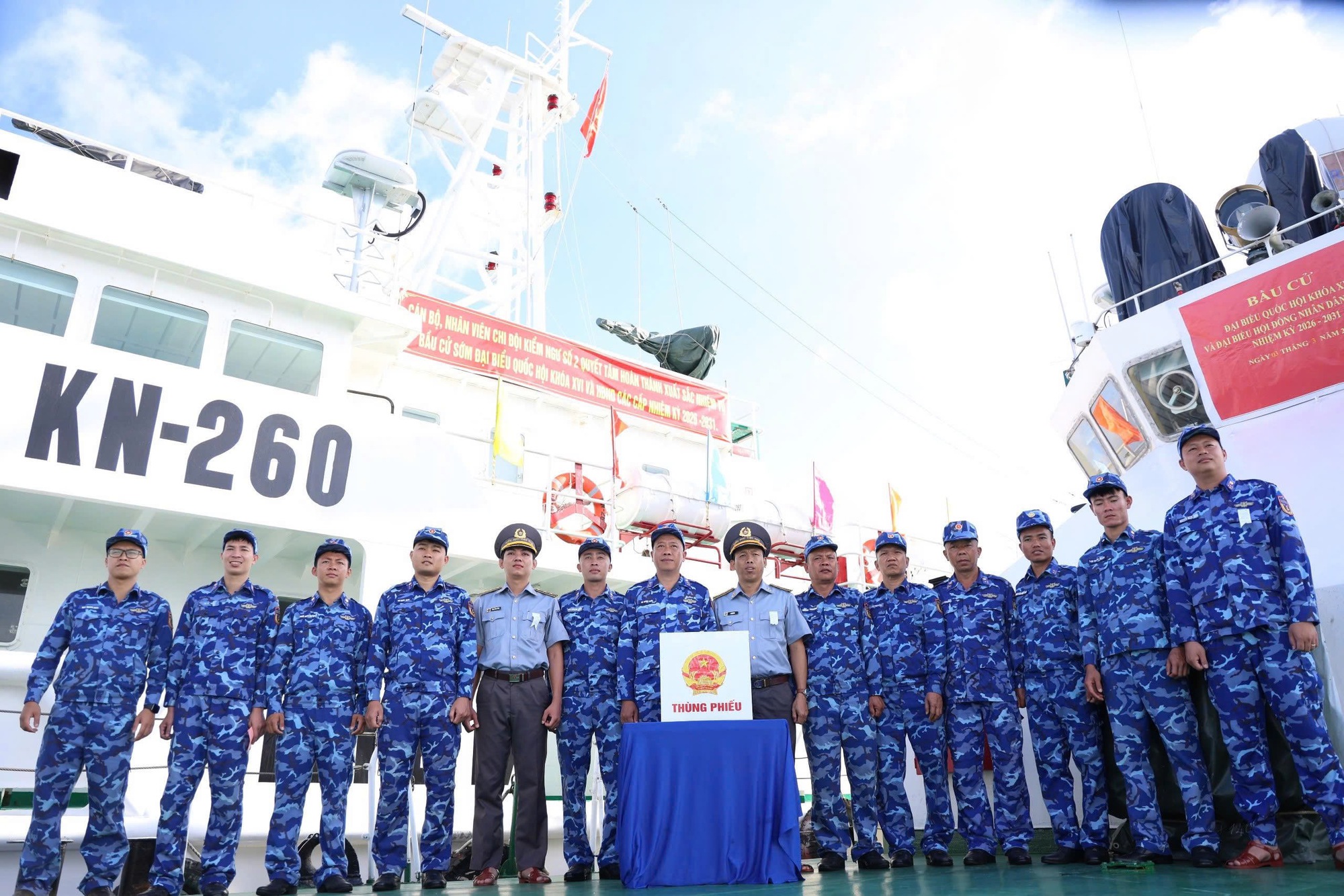 Tàu KN - 260 hoàn thành nhiệm vụ bầu cử sớm cho cử tri trên biển 2026 - Ảnh 1.