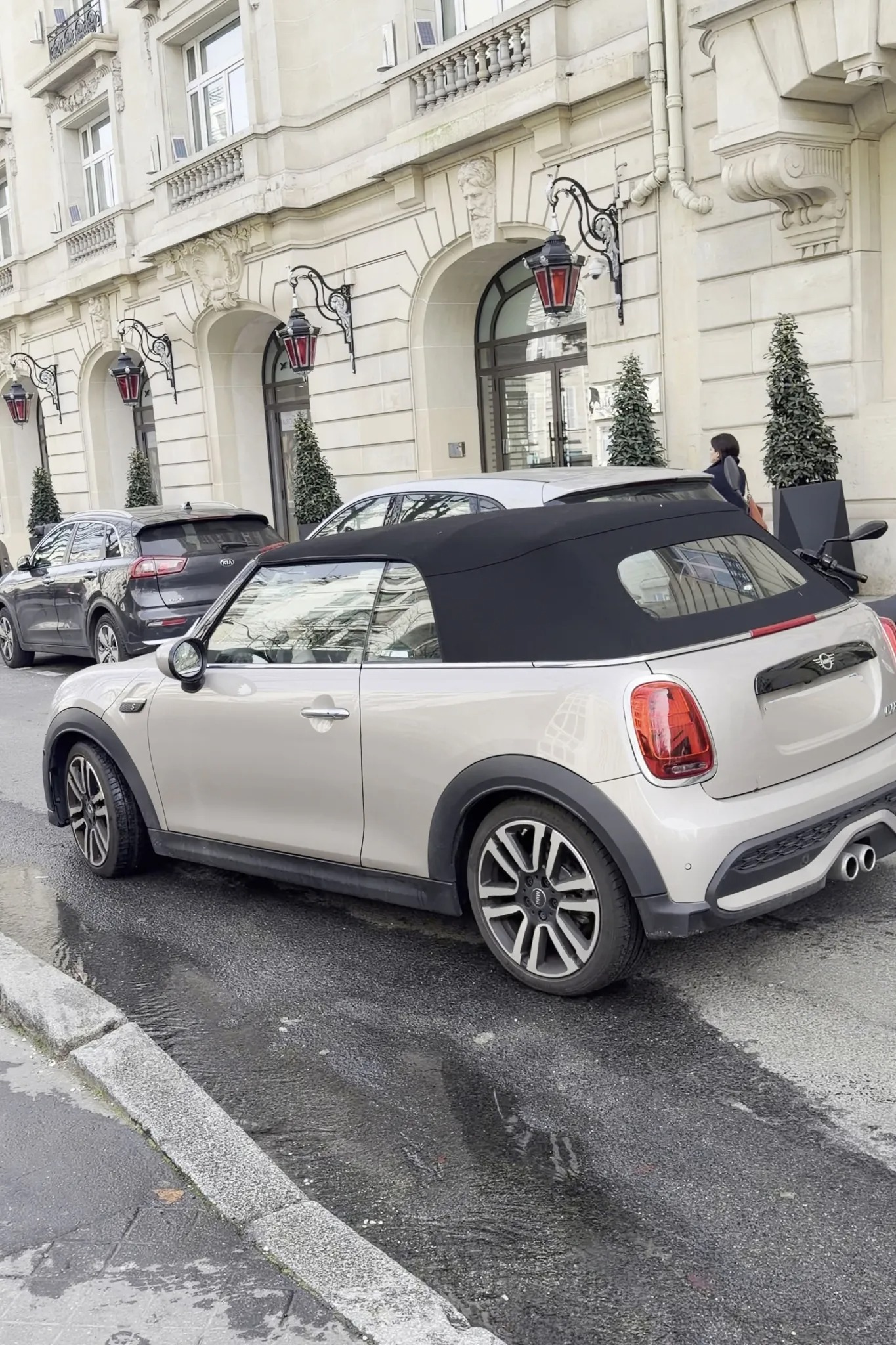 Mbappe lái xe hơi “rẻ tiền” trên phố Paris - Ảnh 2.