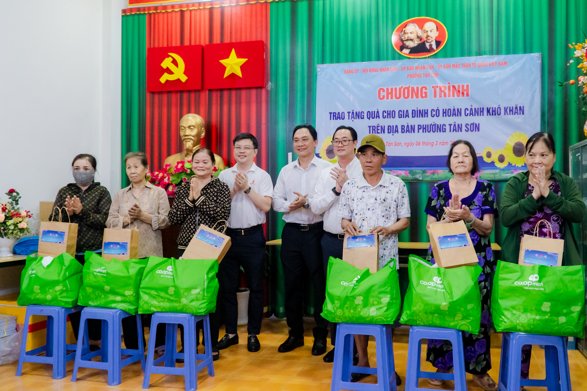 VIDEO: Những phần quà ấm áp của Saigon Co.op trao gửi người dân khó khăn - Ảnh 1.