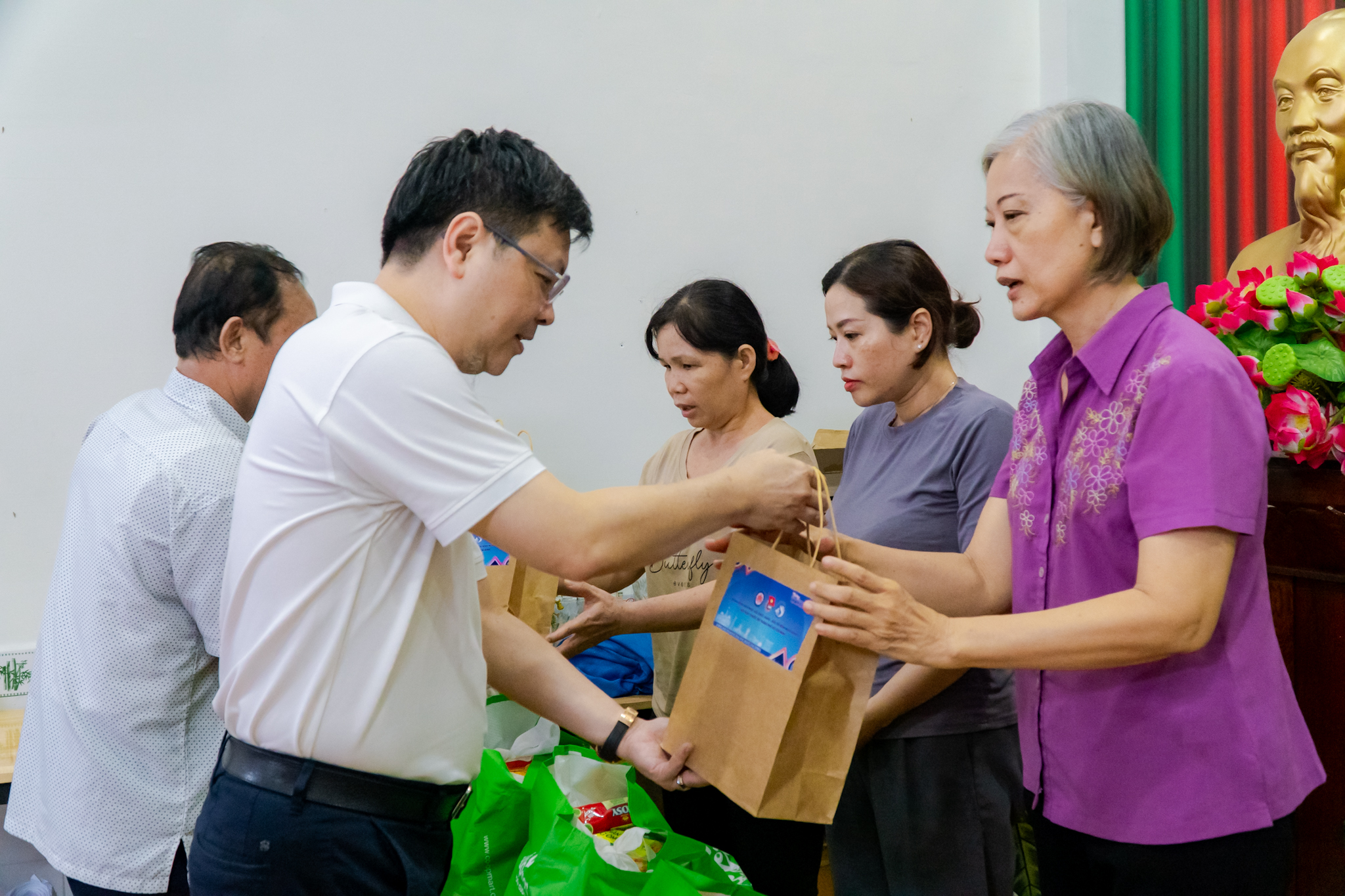 VIDEO: Những phần quà ấm áp của Saigon Co.op trao gửi người dân khó khăn - Ảnh 2.