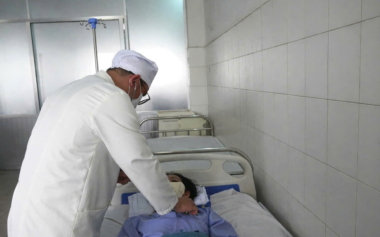 Phát hiện ung thư từ một vết loét ở miệng - Ảnh 2.