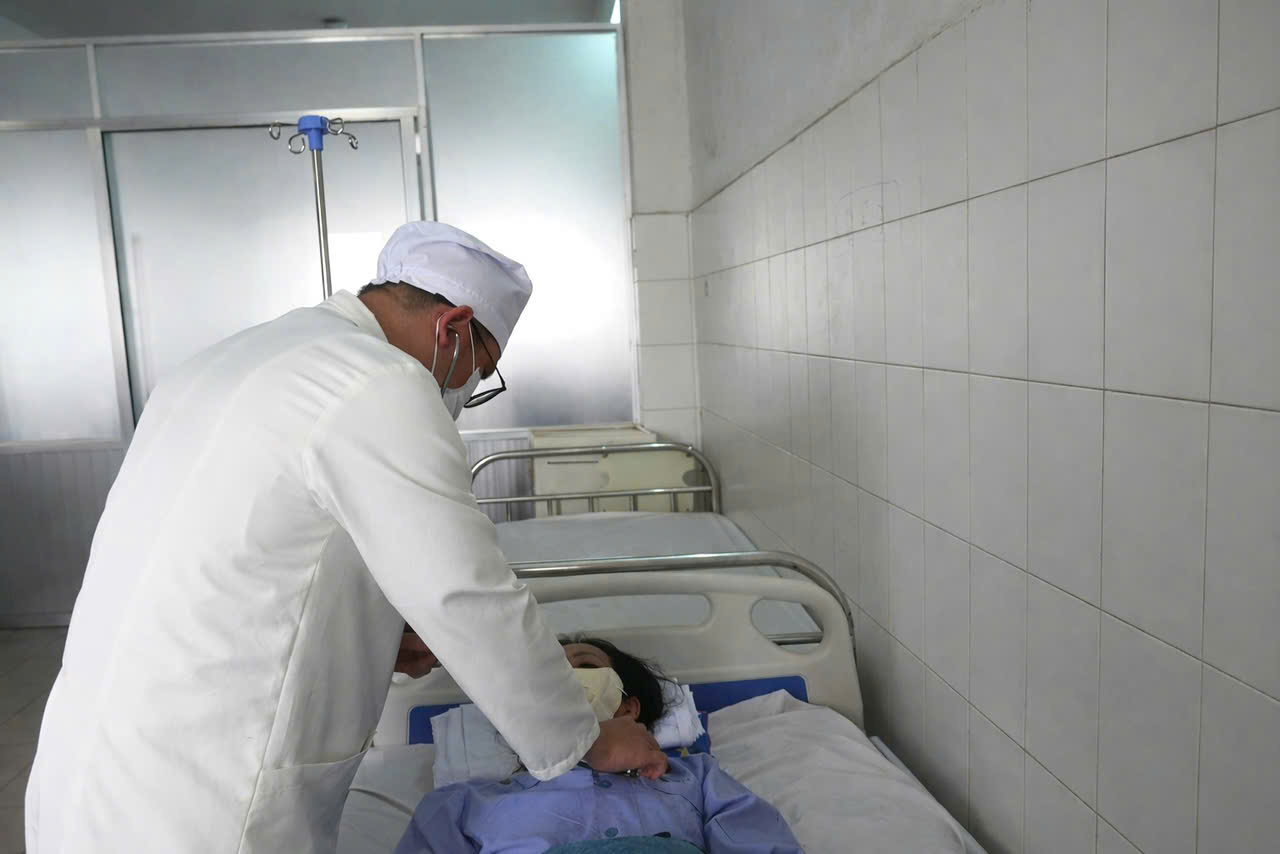 Cứu sống nữ bệnh nhân bị ung thư vòm hầu xuất huyết ồ ạt - Ảnh 1.