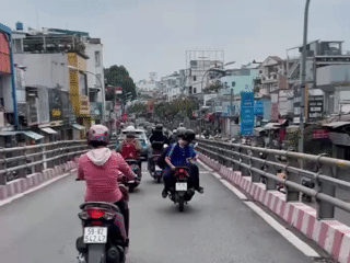 Truy t&igrave;m hai học sinh l&aacute;i xe m&aacute;y tư thế lạ tr&ecirc;n cầu vượt G&ograve; Vấp - Ảnh 1.