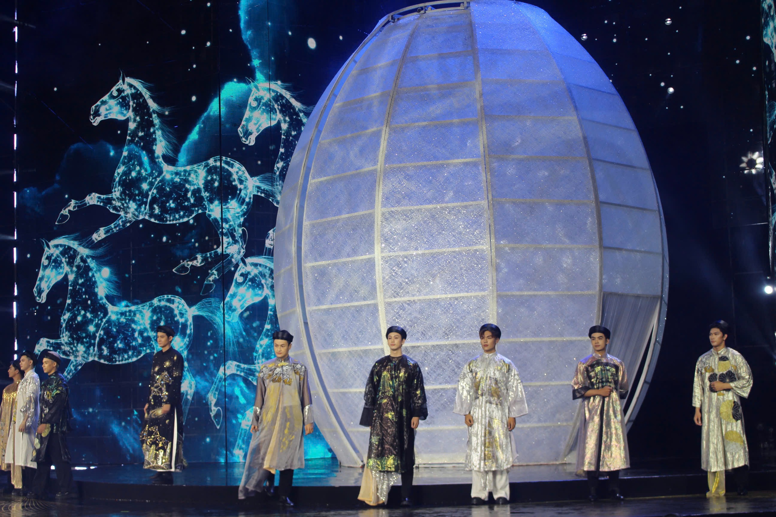 Khai mạc Lễ hội &Aacute;o d&agrave;i TP HCM 2026 với chủ đề &ldquo;Sợi tơ v&agrave;ng son &ndash; Dệt n&ecirc;n kh&aacute;t vọng&rdquo; - Ảnh 8.