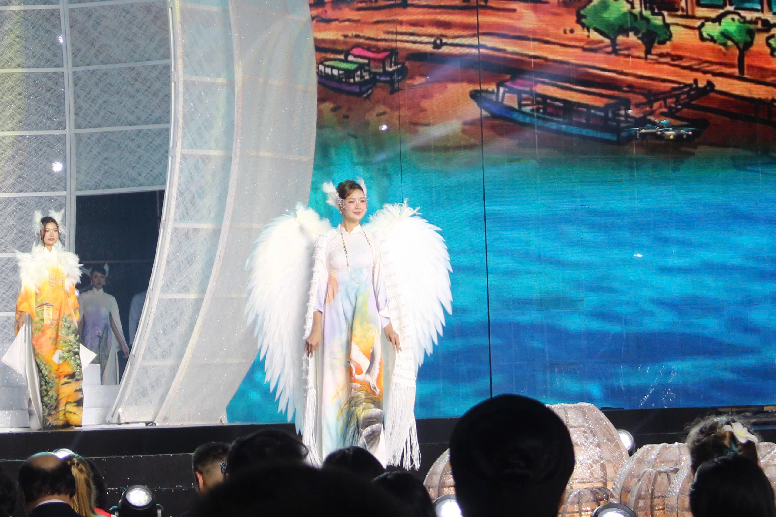 Khai mạc Lễ hội &Aacute;o d&agrave;i TP HCM 2026 với chủ đề &ldquo;Sợi tơ v&agrave;ng son &ndash; Dệt n&ecirc;n kh&aacute;t vọng&rdquo; - Ảnh 10.