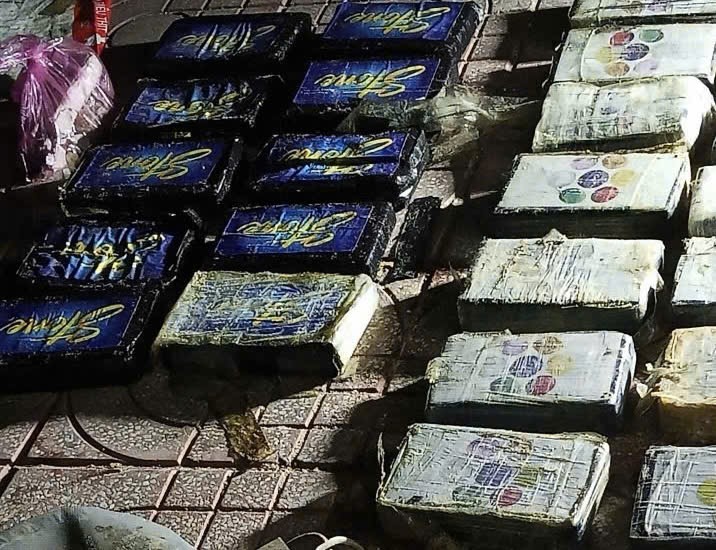 Nhặt ve chai ở biển Kê Gà, phát hiện túi chứa 24 bánh nghi ma túy - Ảnh 1.