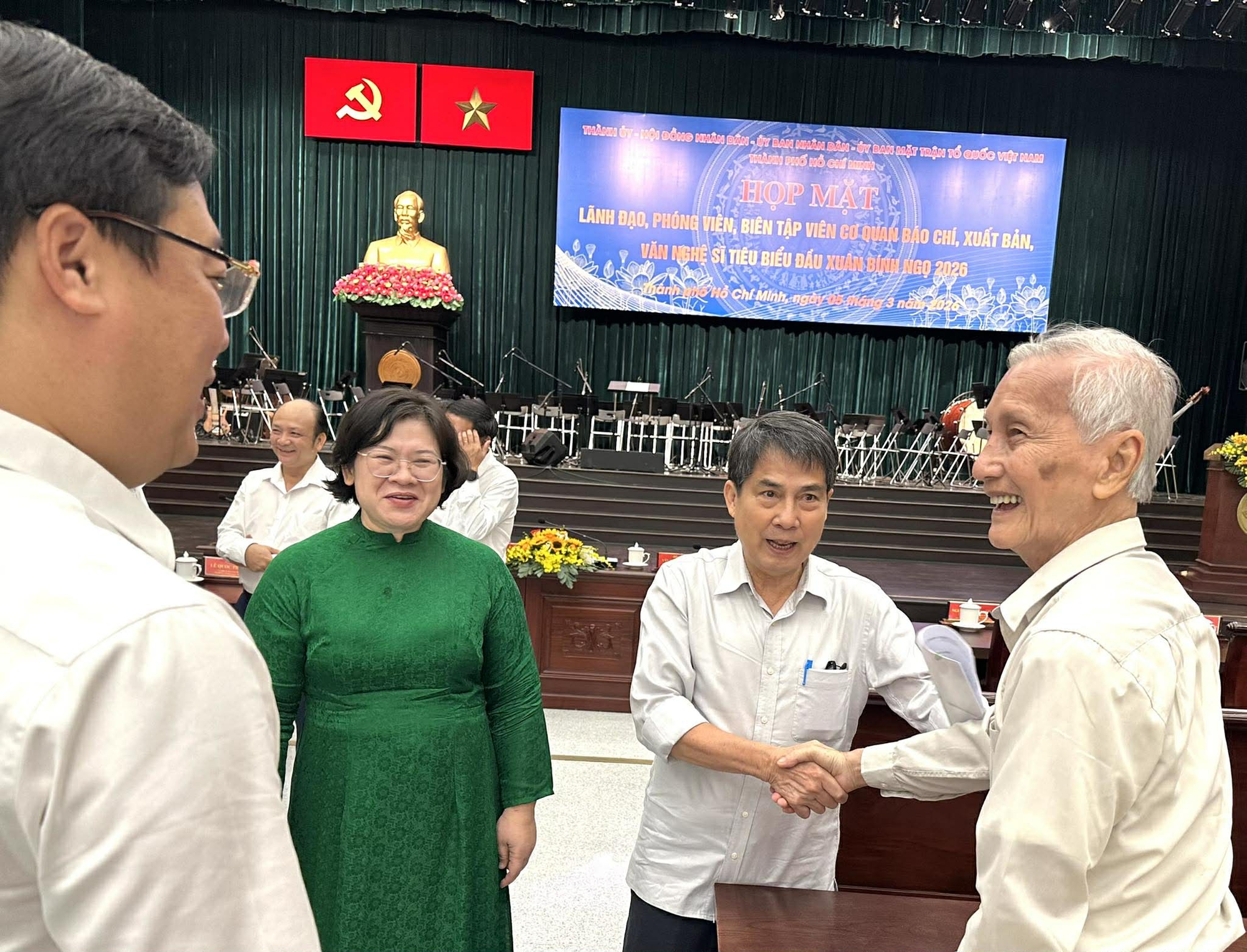 Cuộc hội ngộ xúc động với họa sĩ Cổ Tấn Long Châu - Ảnh 1.