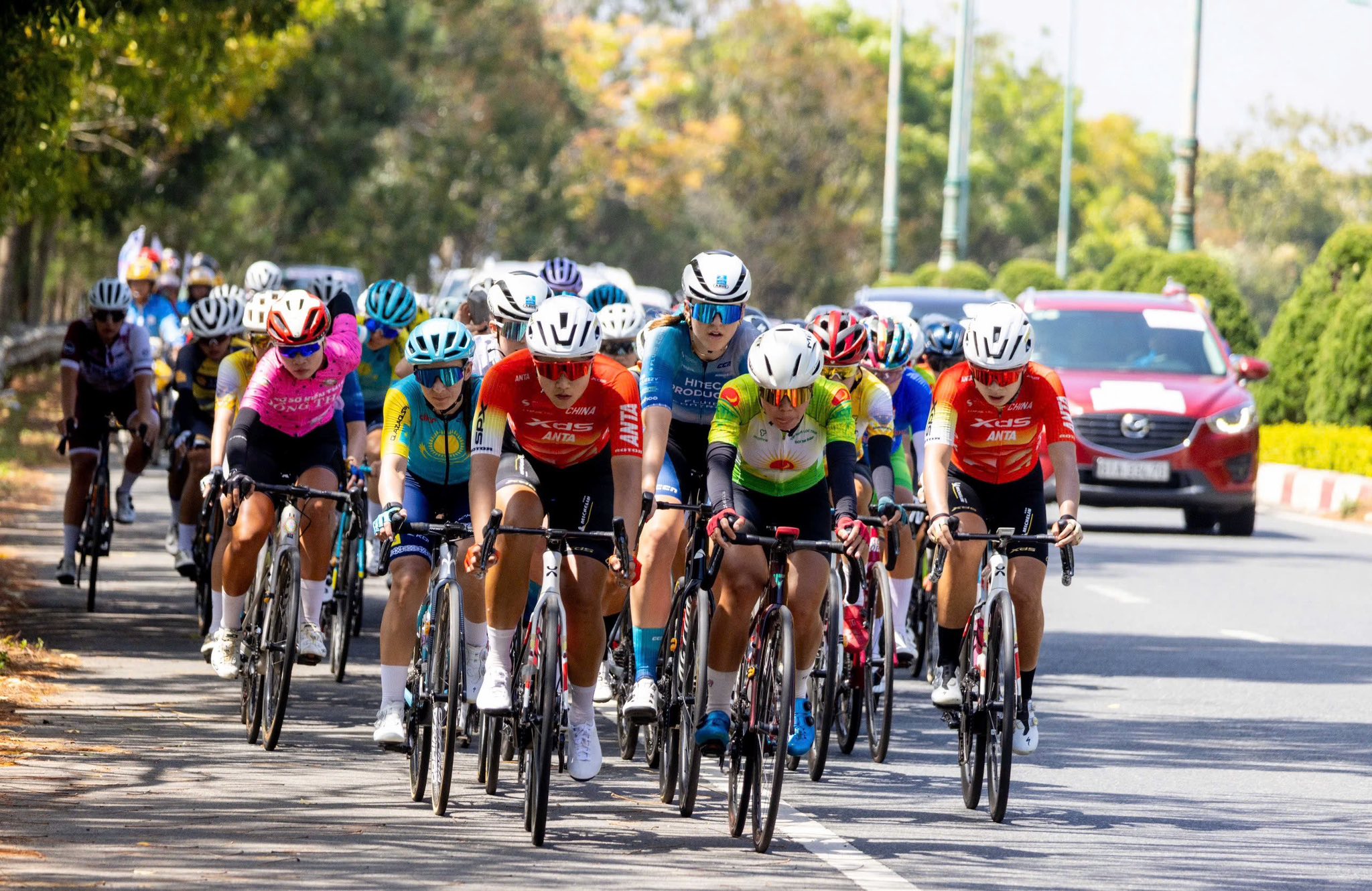 &Aacute;o v&agrave;ng đổi chủ sau m&agrave;n chinh phục đ&egrave;o Prenn tại chặng 4 Biwase Tour of Vietnam 2026   - Ảnh 1.