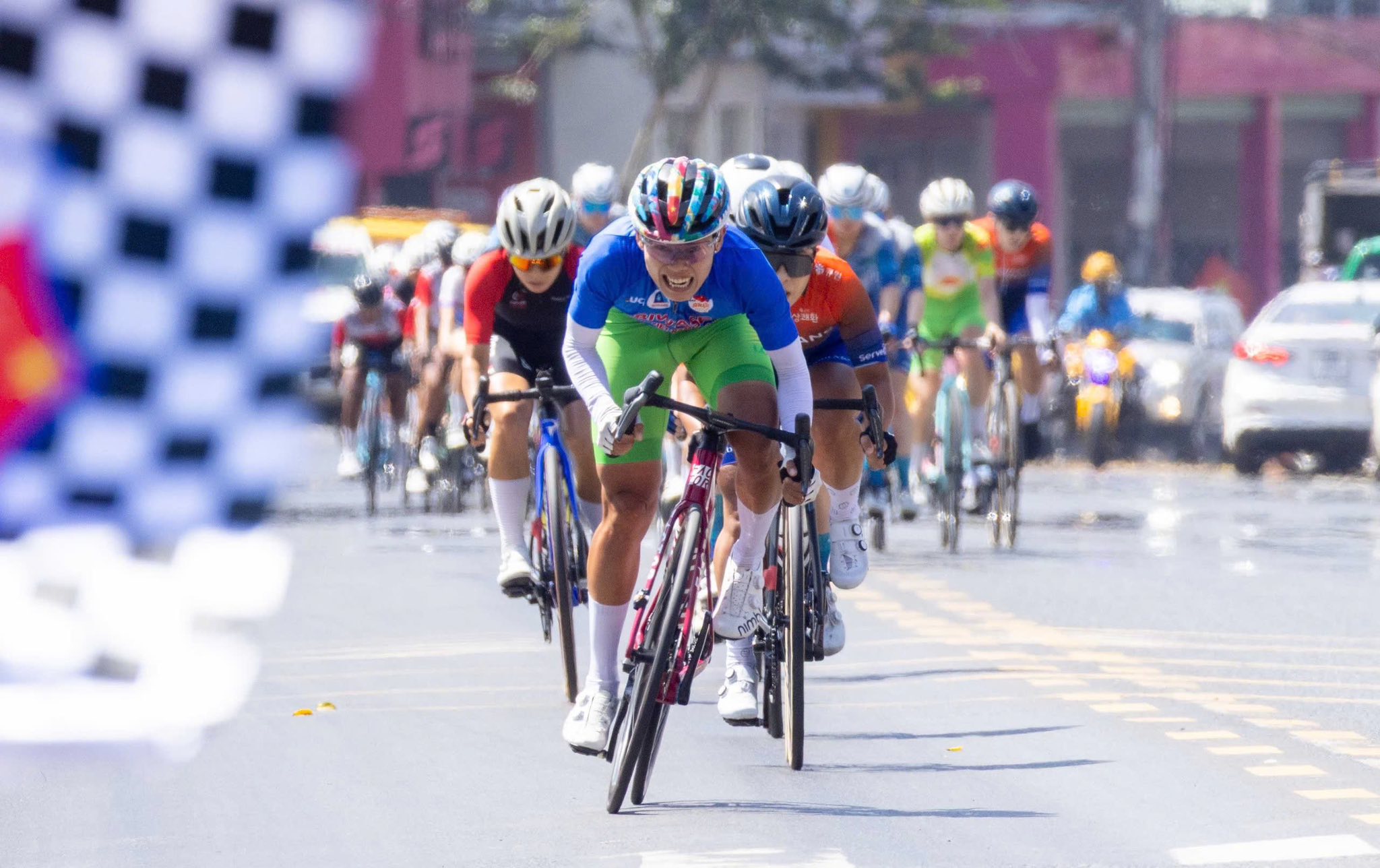 &Aacute;o v&agrave;ng đổi chủ sau m&agrave;n chinh phục đ&egrave;o Prenn tại chặng 4 Biwase Tour of Vietnam 2026   - Ảnh 9.